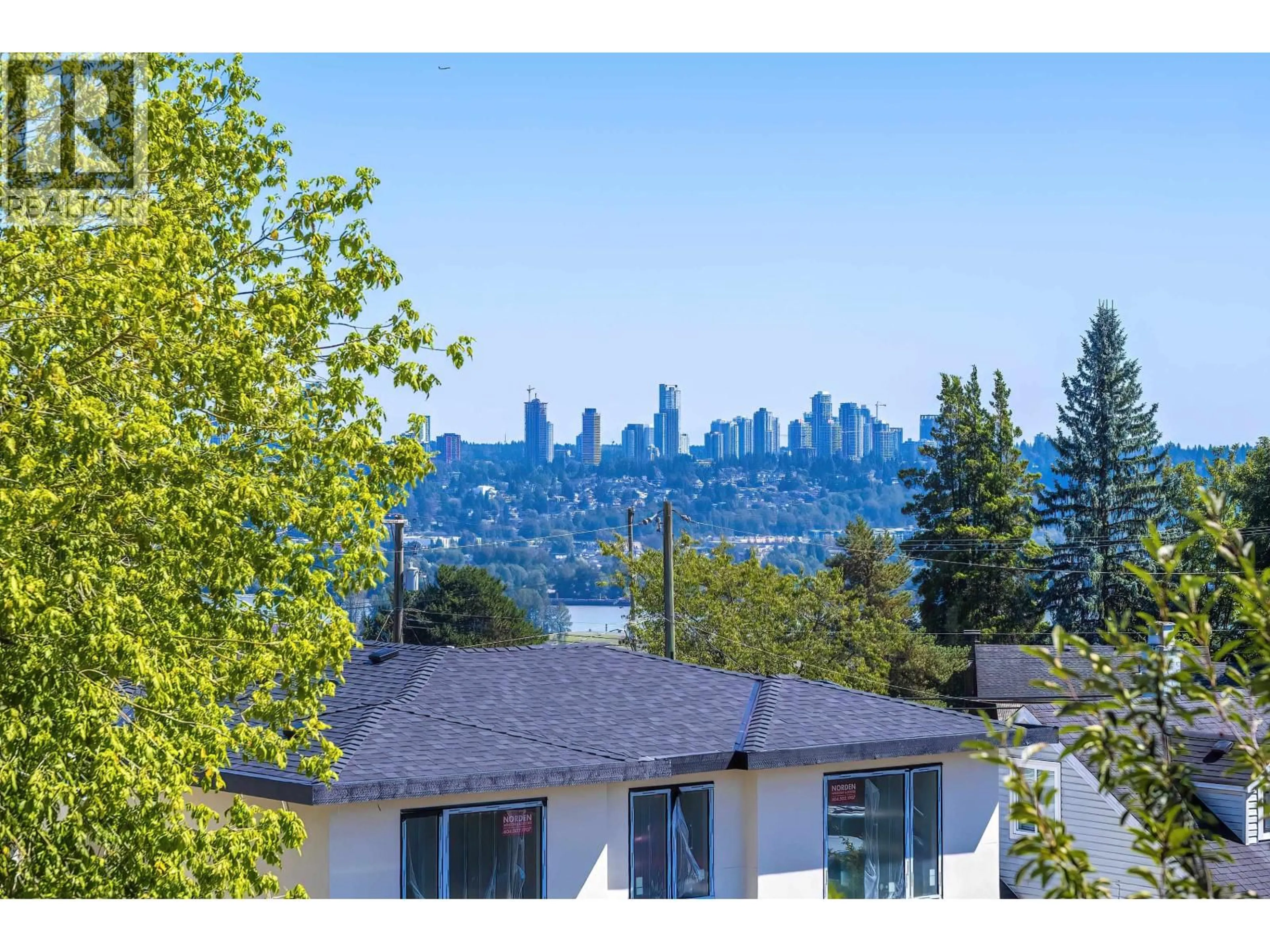 A pic from outside/outdoor area/front of a property/back of a property/a pic from drone, water/lake/river/ocean view for 827 CHESTNUT STREET, New Westminster British Columbia V3L4N3