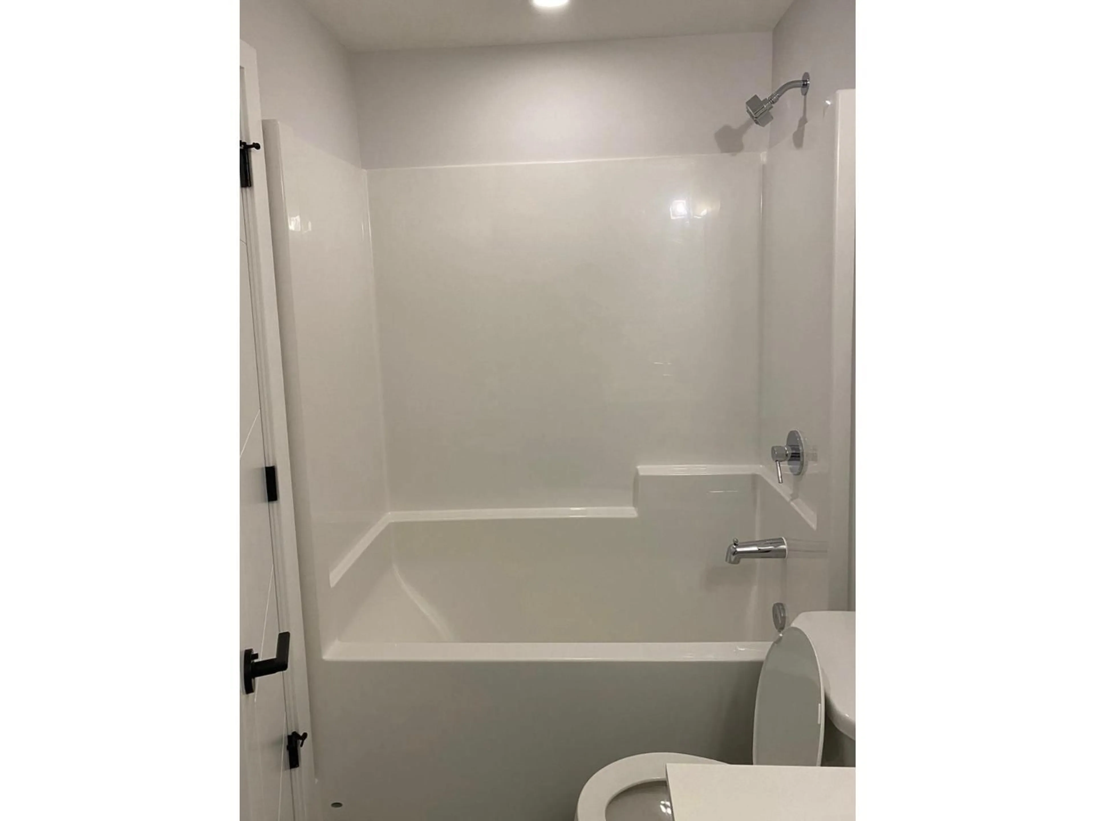 Standard bathroom, ceramic/tile floor for 213 - 5486 199A STREET, Langley British Columbia V3A0N6