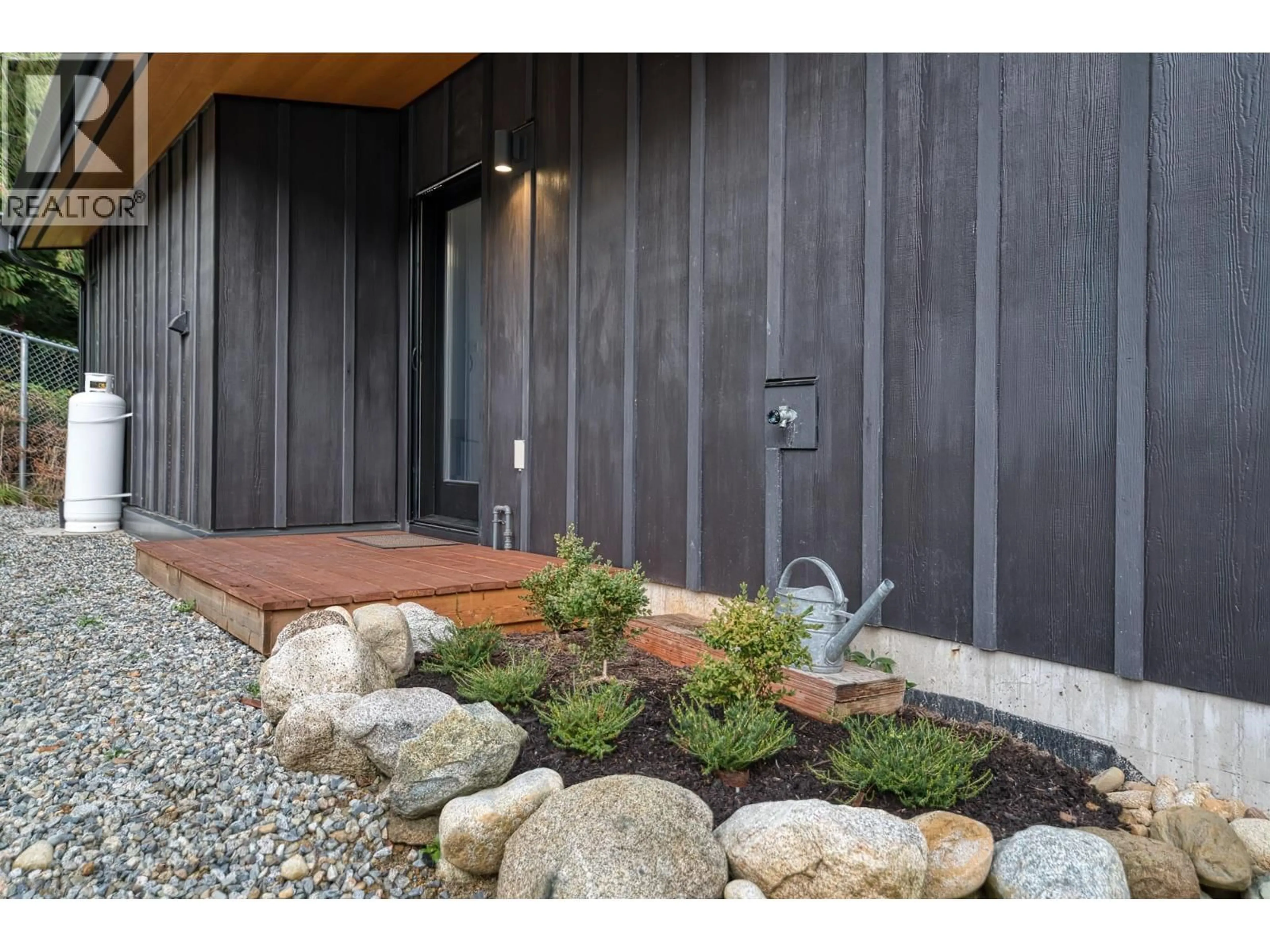 Indoor entryway for 1829 NORTH ROAD, Gibsons British Columbia V0N1V1