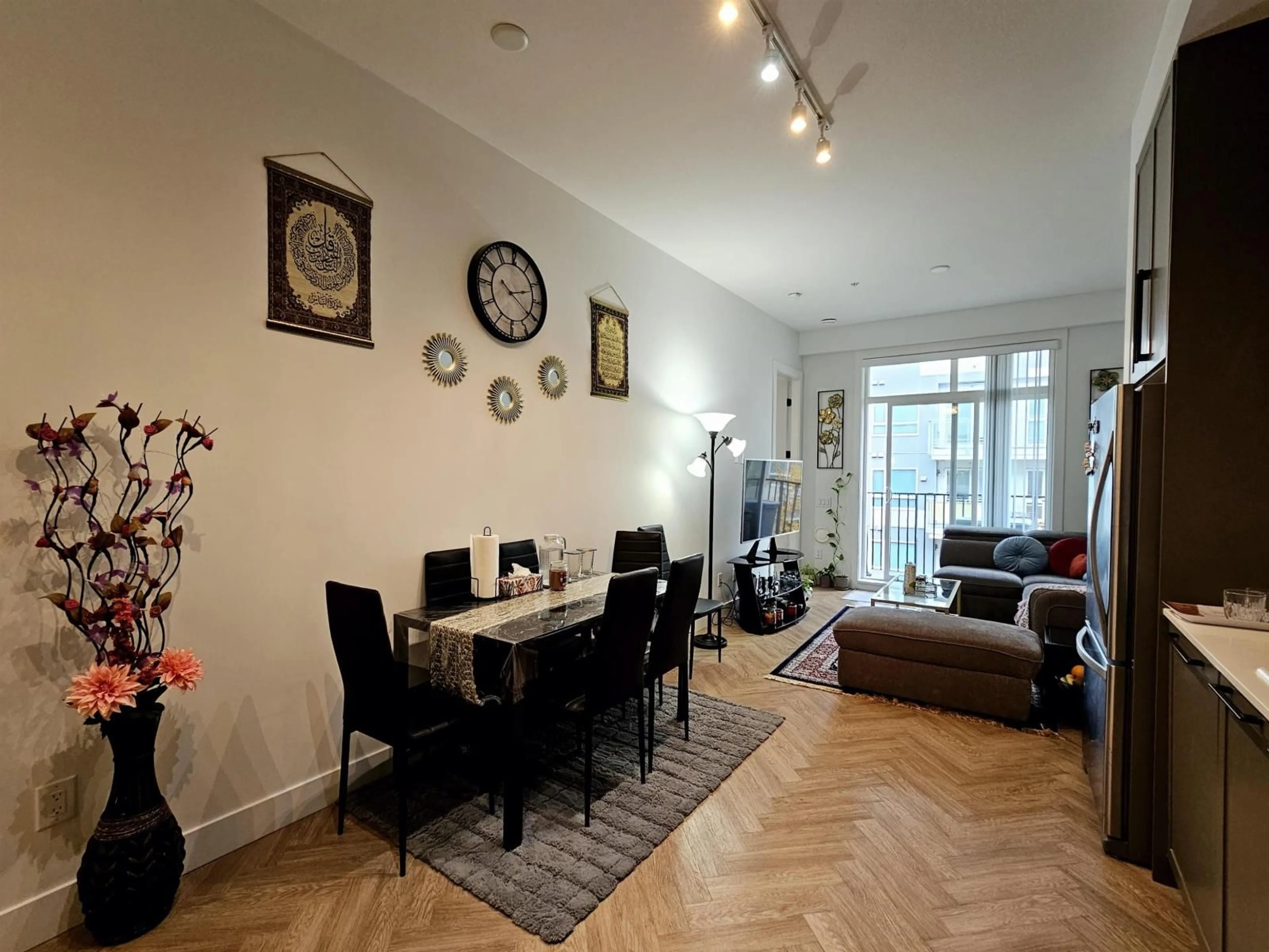 Living room with furniture, wood/laminate floor for 312 - 13933 105 BOULEVARD, Surrey British Columbia V3T0R6