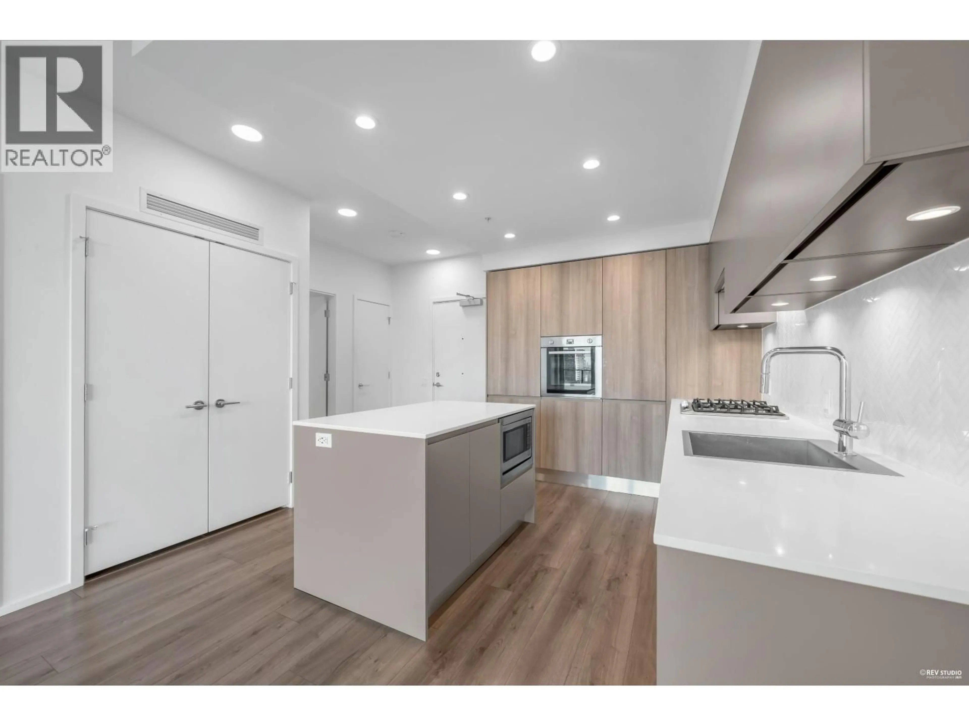Open concept kitchen, wood/laminate floor for 1008 - 3809 EVERGREEN PLACE, Burnaby British Columbia V3J0M1
