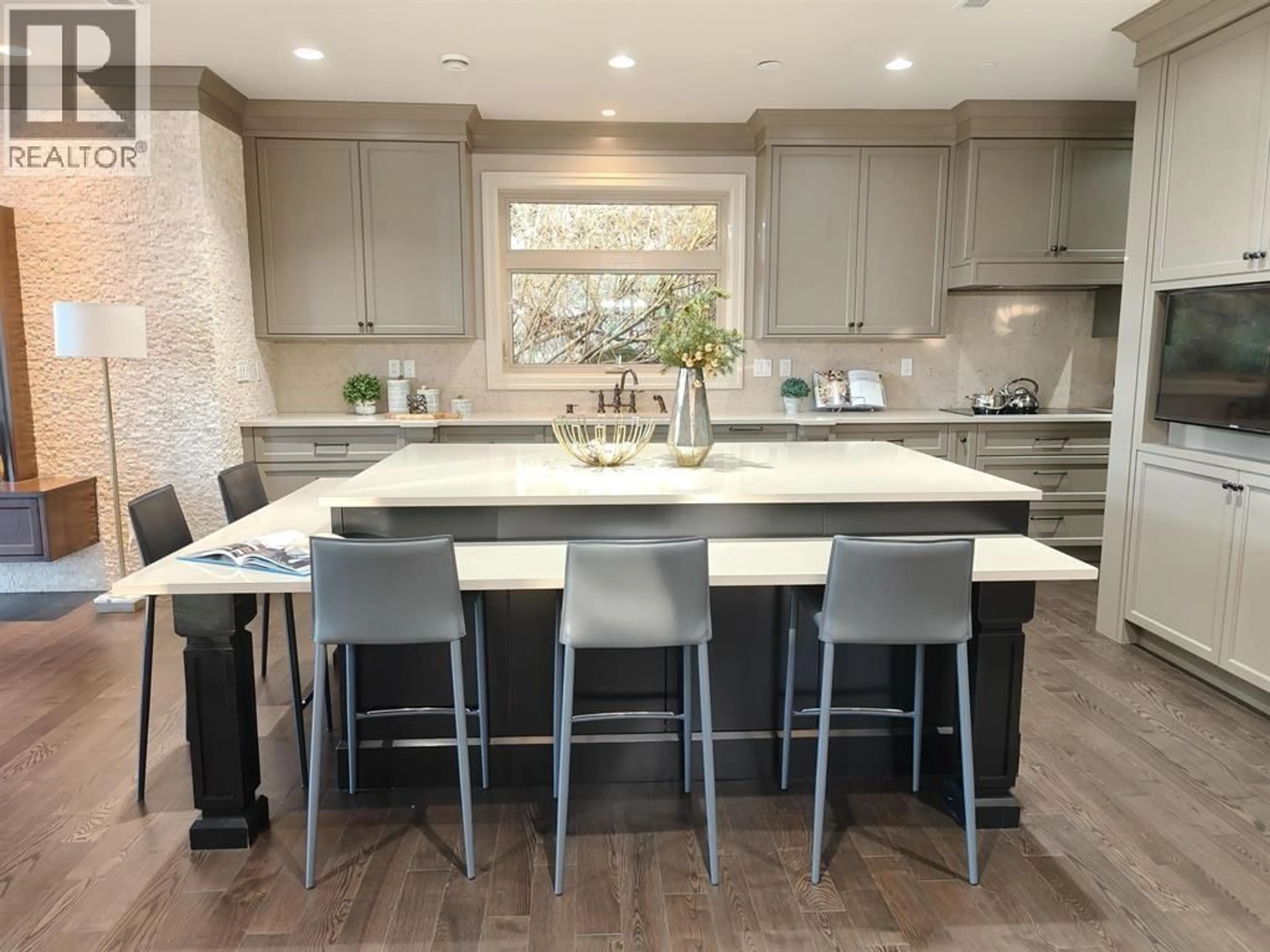 Contemporary kitchen, ceramic/tile floor for 2566 MARINE DRIVE, West Vancouver British Columbia V7V1L4