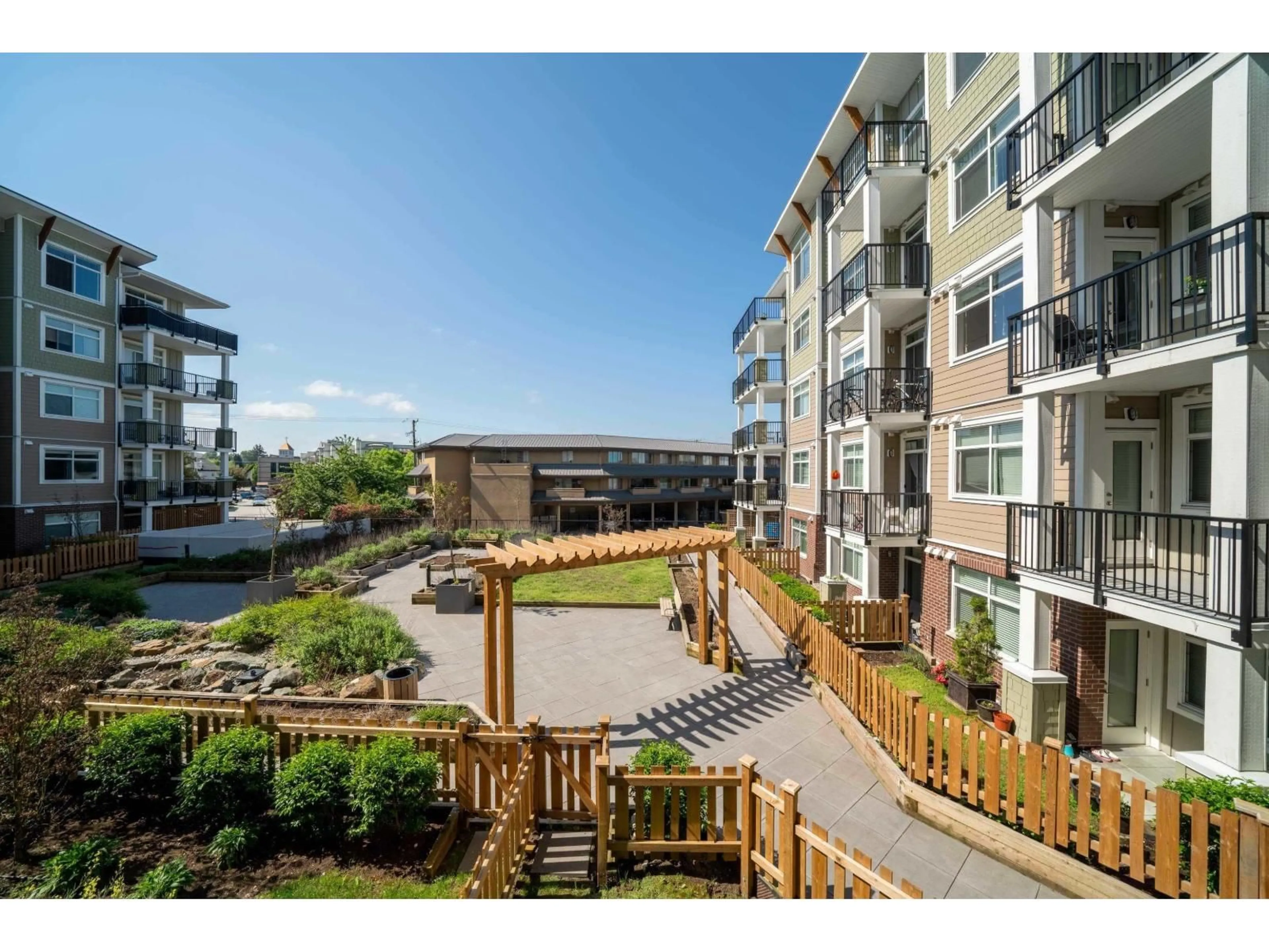 A pic from outside/outdoor area/front of a property/back of a property/a pic from drone, water/lake/river/ocean view for 206 - 20686 EASTLEIGH CRESCENT, Langley British Columbia V3A0M4