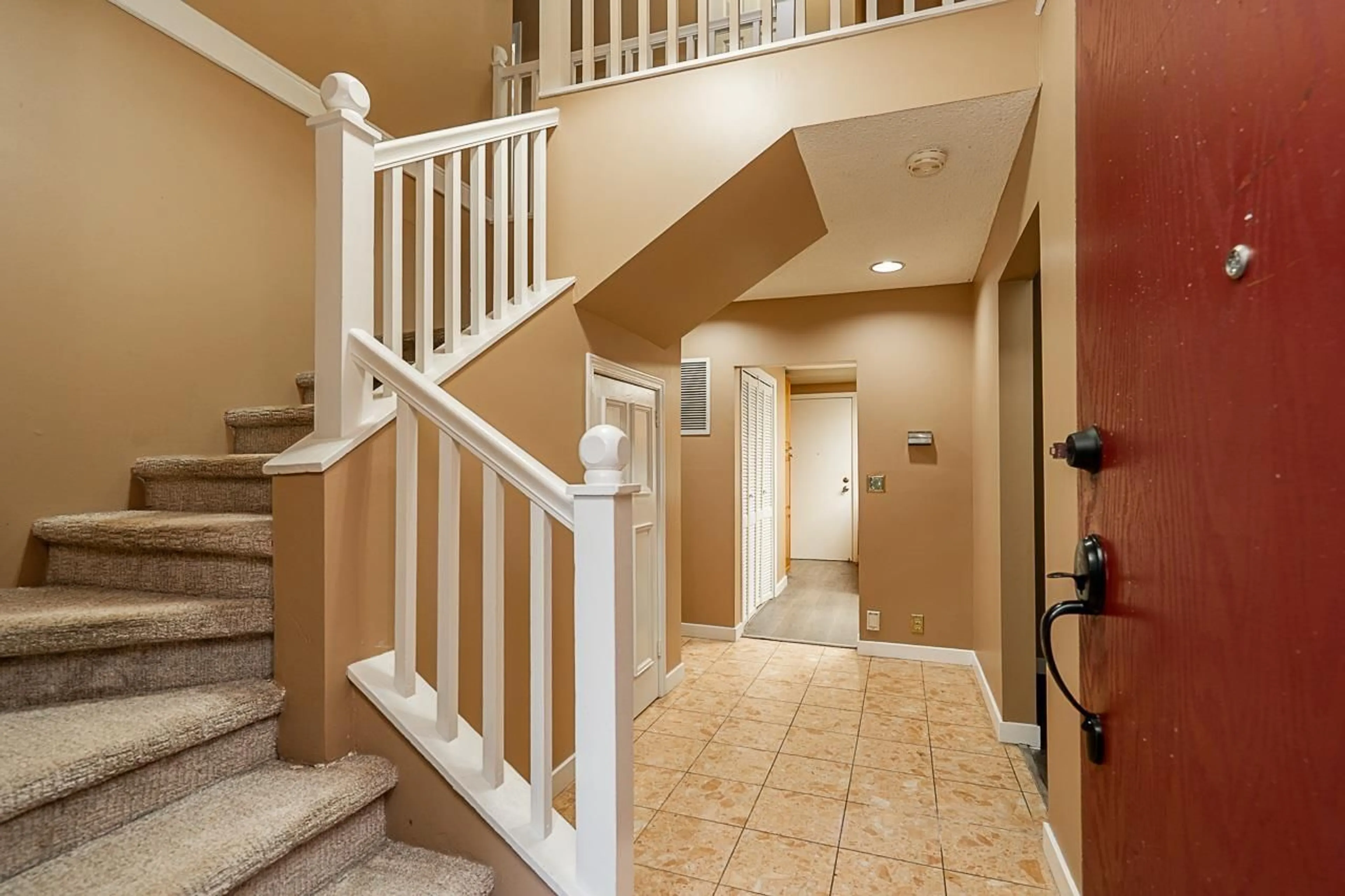 Indoor entryway for 14720 60 AVENUE, Surrey British Columbia V3S1R7