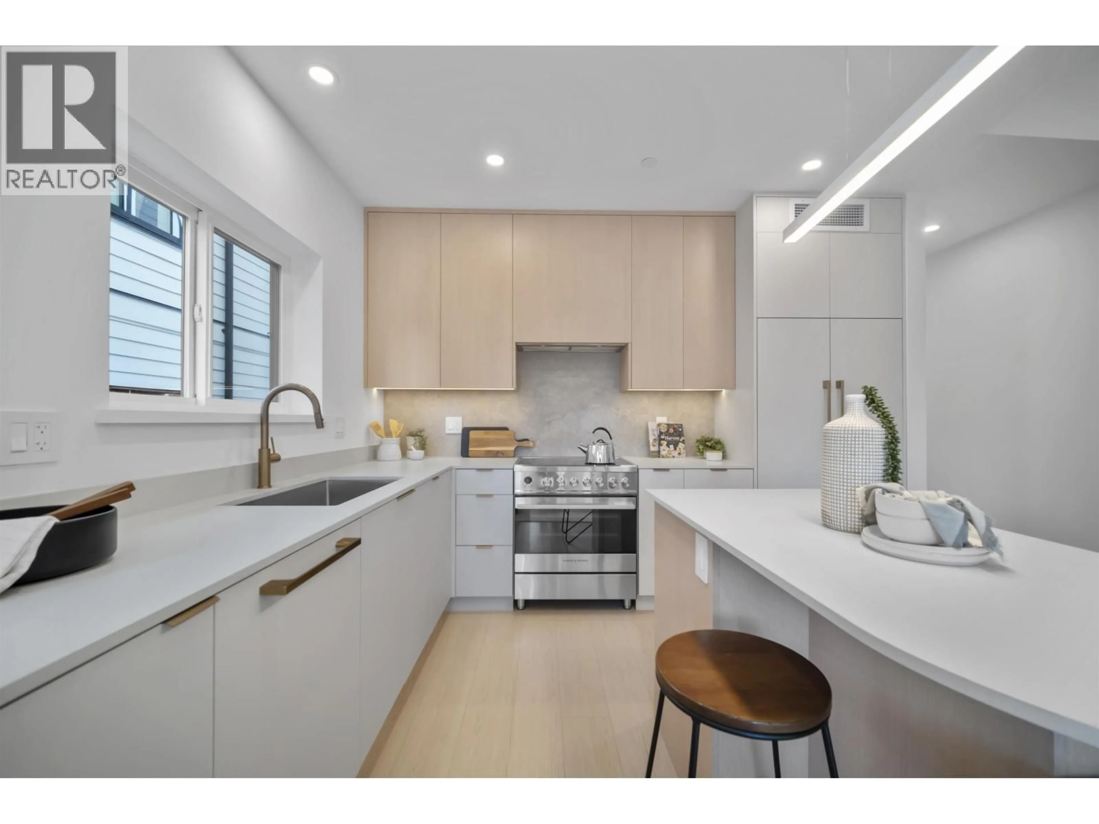 Contemporary kitchen, unknown for 210 - 2339 34TH AVENUE, Vancouver British Columbia V5R2S6