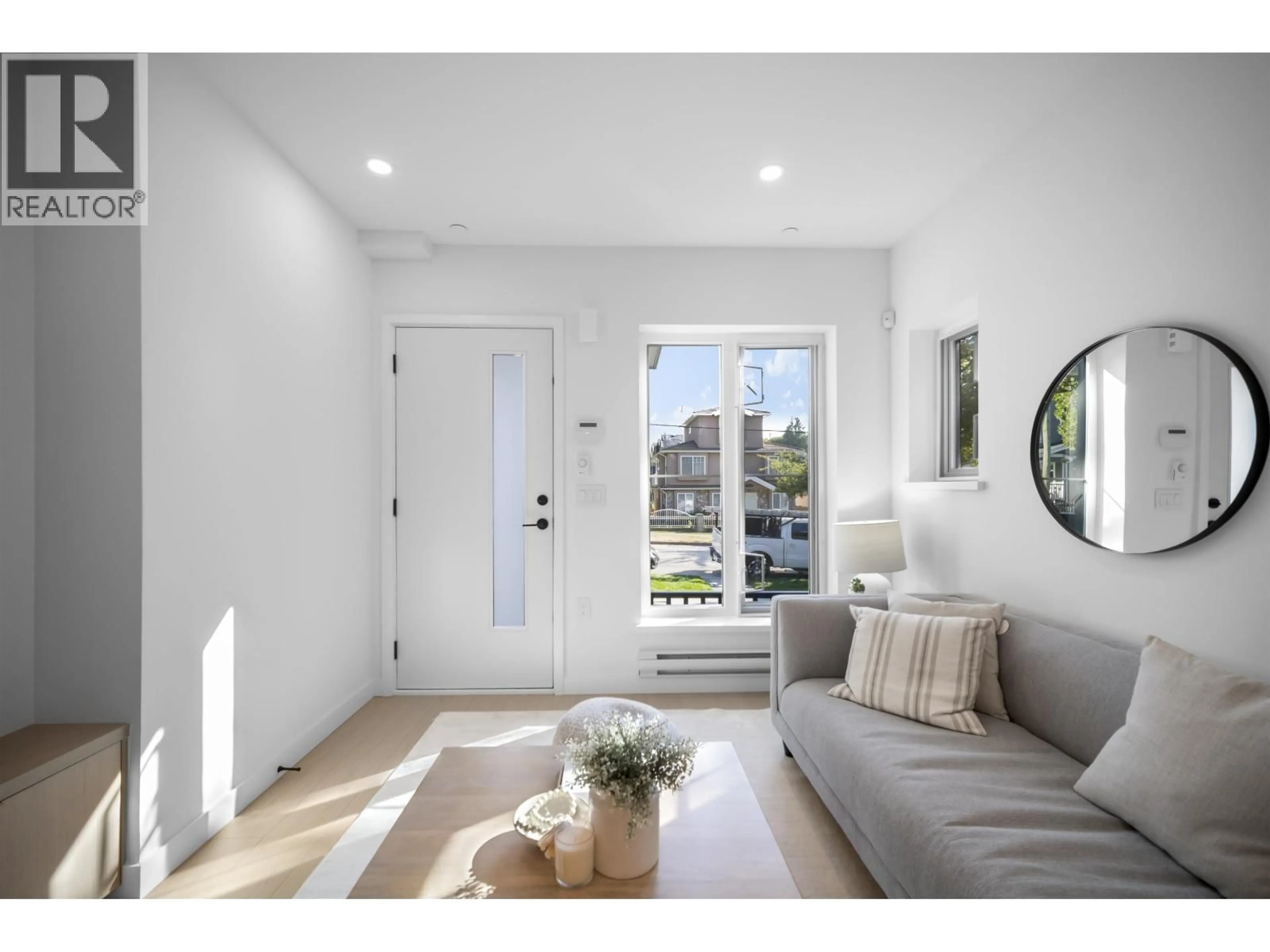 Indoor entryway for 210 - 2339 34TH AVENUE, Vancouver British Columbia V5R2S6