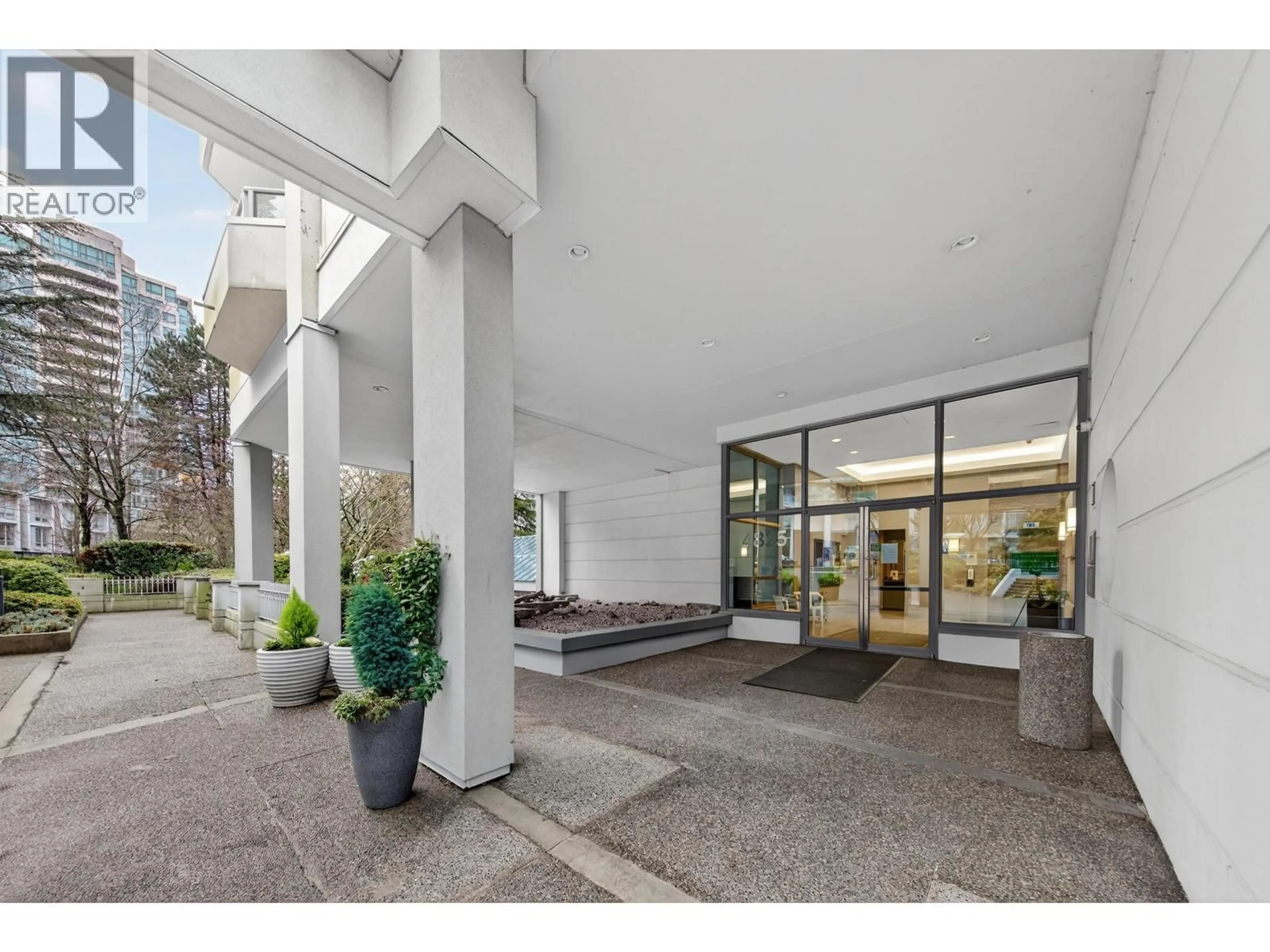 Indoor foyer for 1010 - 4825 HAZEL STREET, Burnaby British Columbia V5H4N4