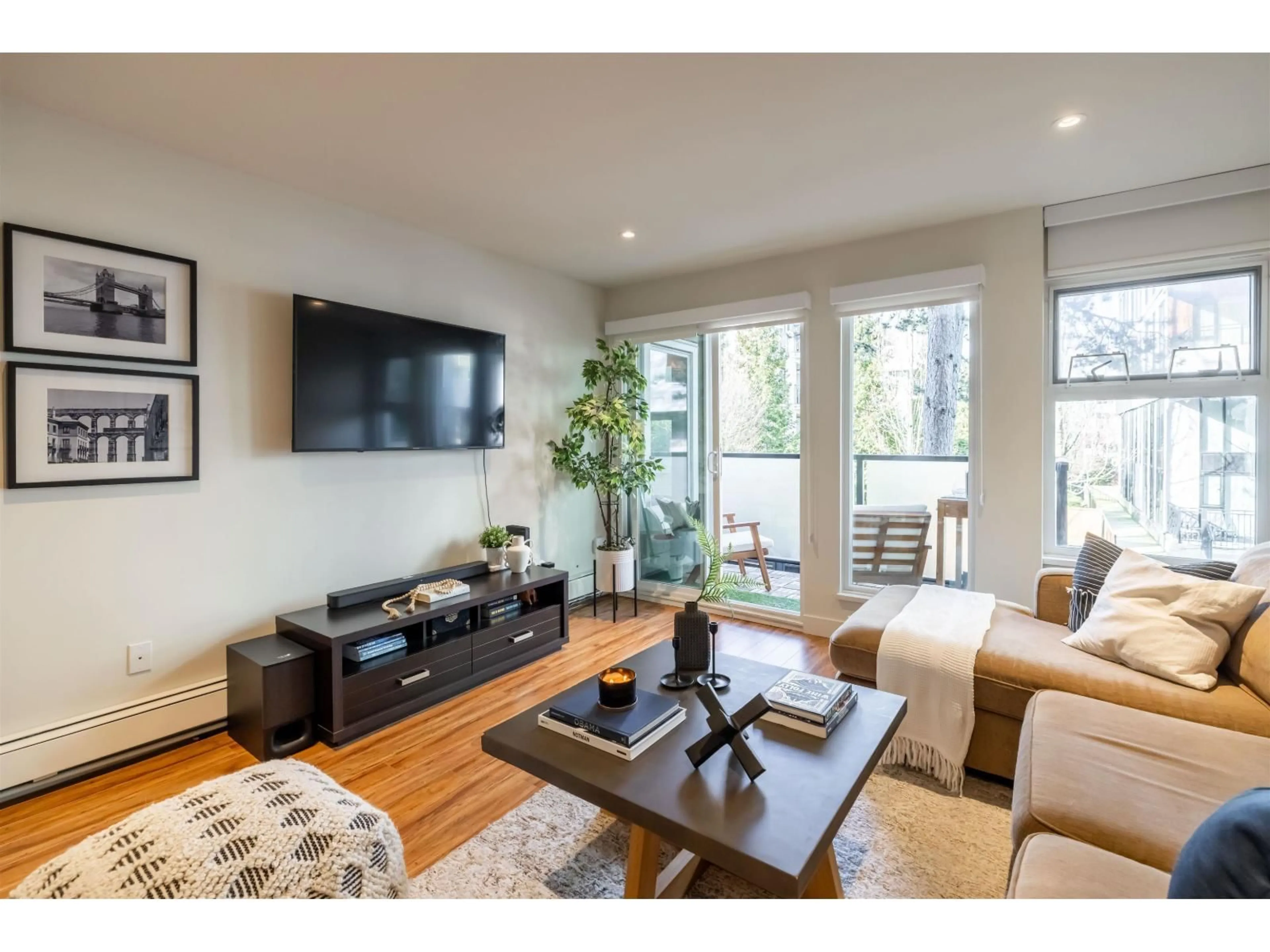 Living room with furniture, wood/laminate floor for 110 - 1850 SOUTHMERE CRESCENT EAST, Surrey British Columbia V4A6Y6