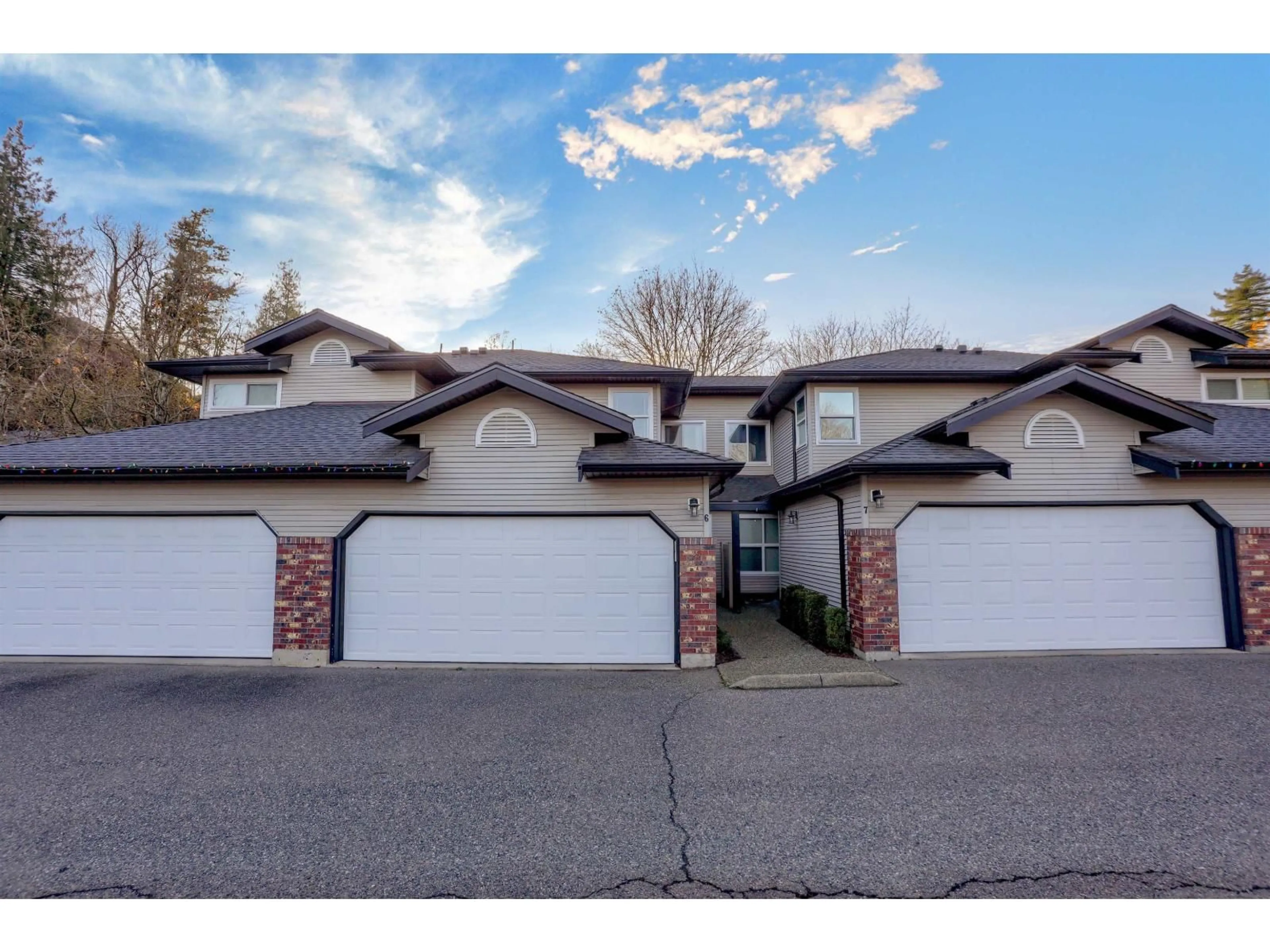 A pic from outside/outdoor area/front of a property/back of a property/a pic from drone, unknown for 6 - 36060 OLD YALE ROAD, Abbotsford British Columbia V3G2E9