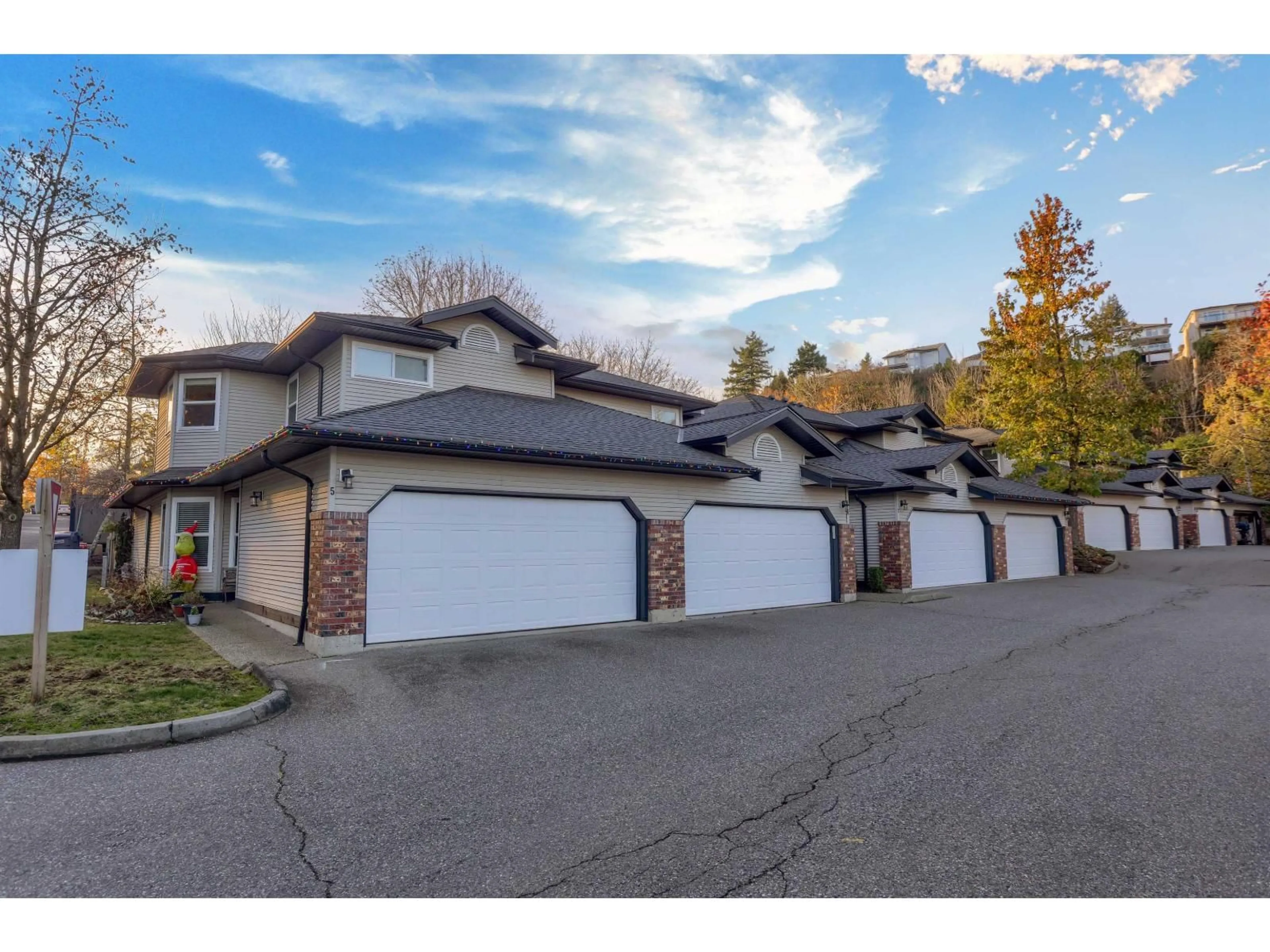 A pic from outside/outdoor area/front of a property/back of a property/a pic from drone, unknown for 6 - 36060 OLD YALE ROAD, Abbotsford British Columbia V3G2E9