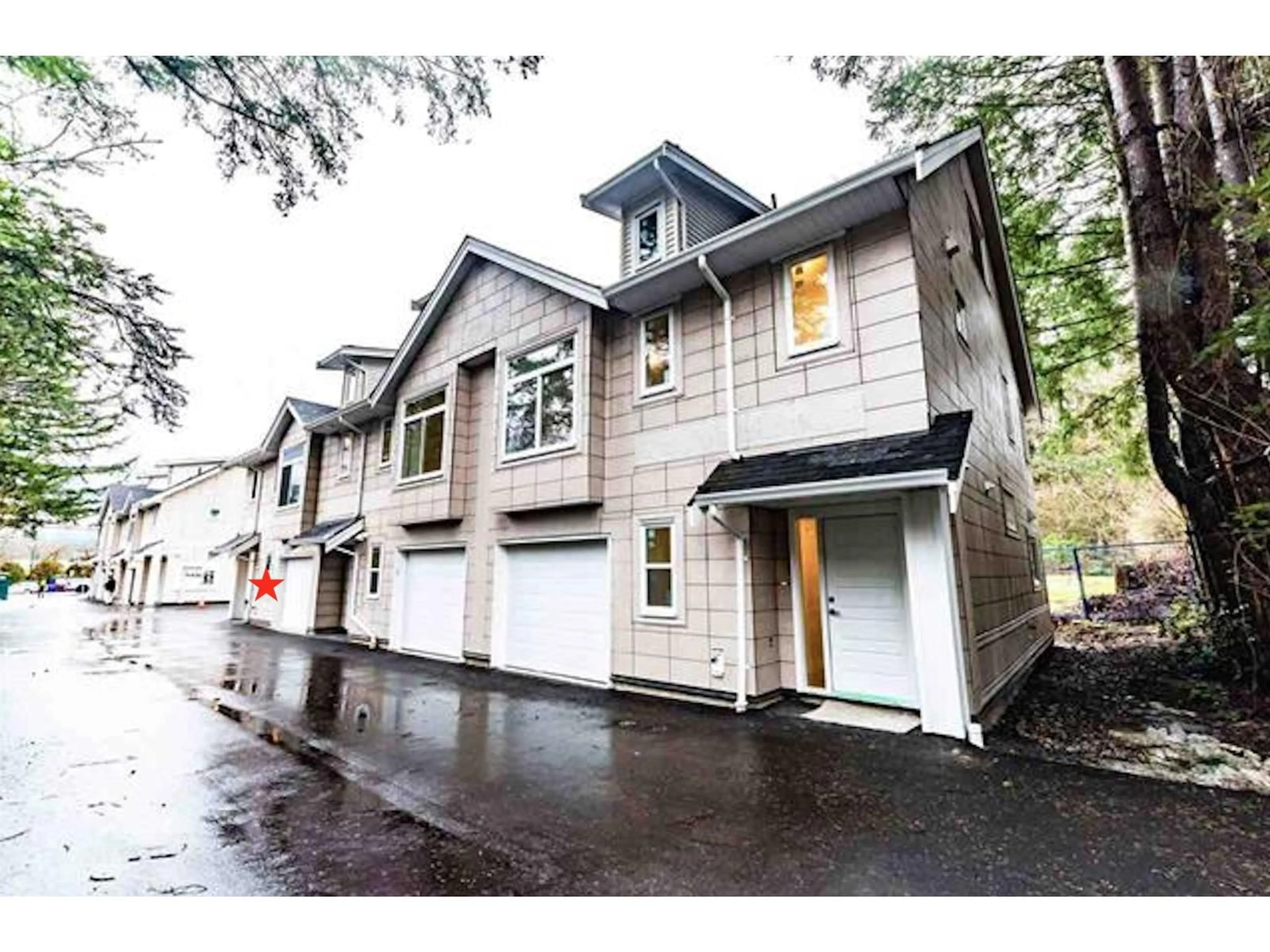 Home with vinyl exterior material, street for 3 - 548 PARK STREET, Hope British Columbia V0X1L0