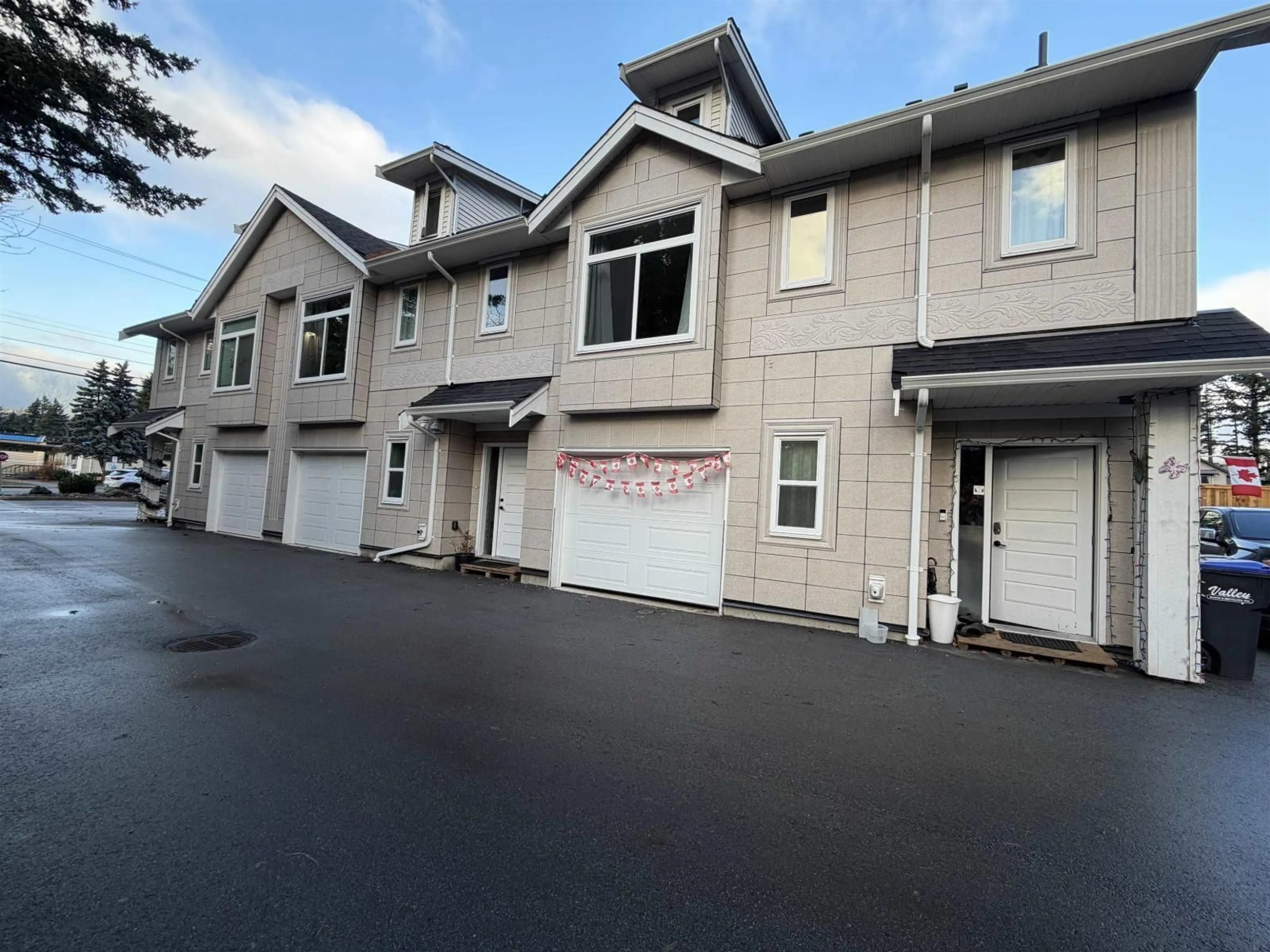 A pic from outside/outdoor area/front of a property/back of a property/a pic from drone, street for 3 - 548 PARK STREET, Hope British Columbia V0X1L0