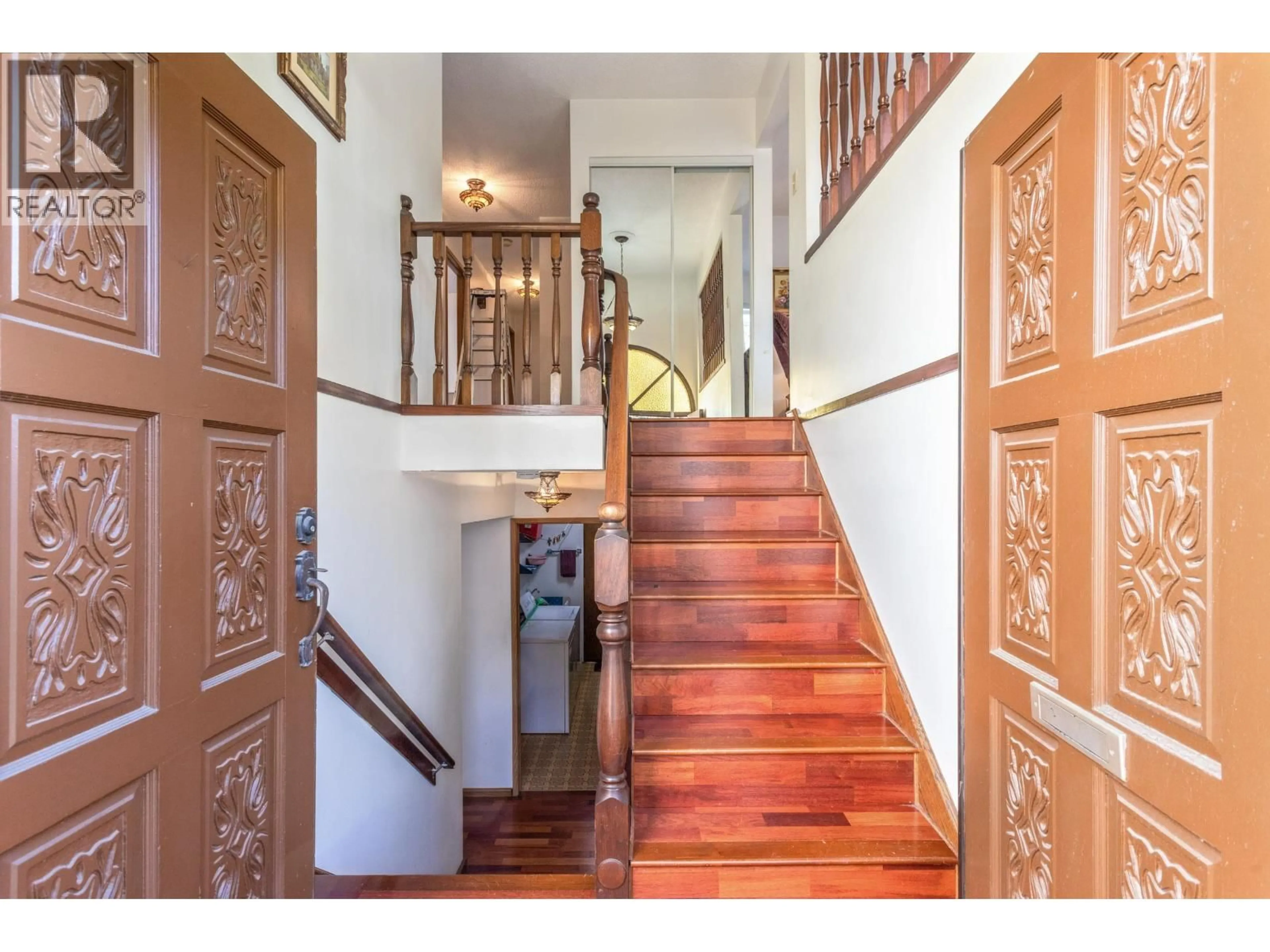 Indoor foyer for 4960 PRINCE ALBERT STREET, Vancouver British Columbia V5W3C6