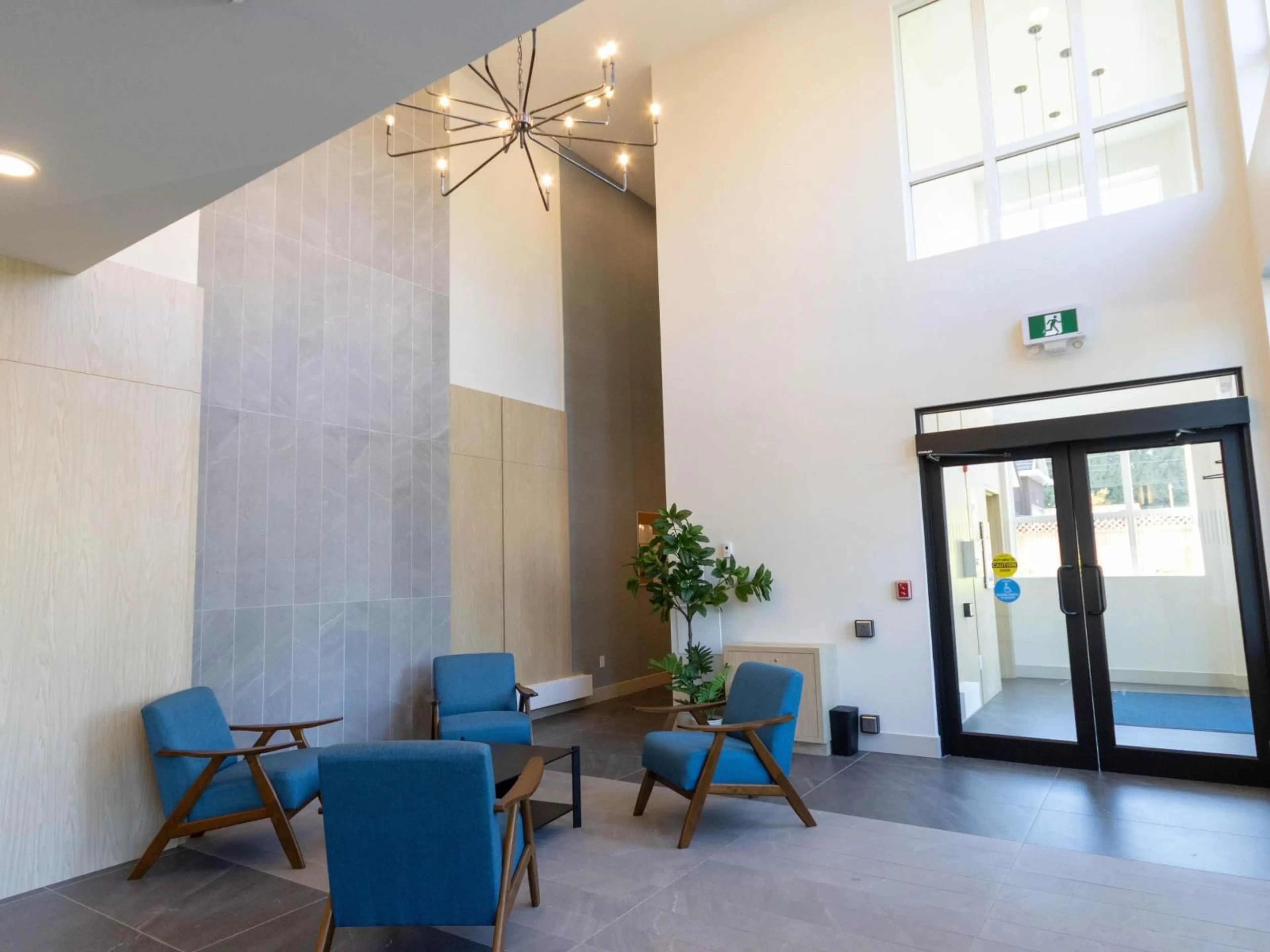 Indoor foyer for 212 - 13458 95 AVENUE, Surrey British Columbia V3V0H1