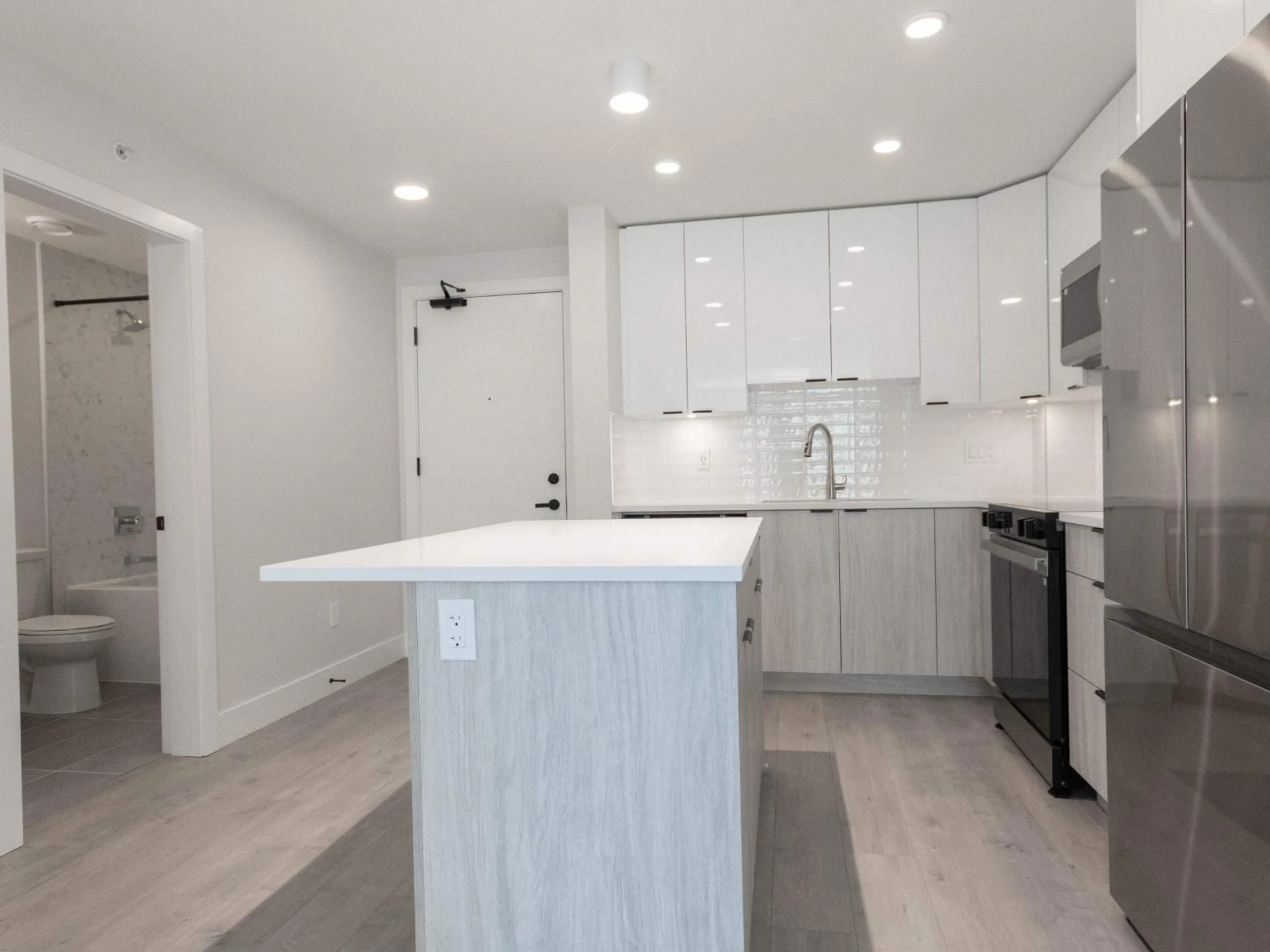 Open concept kitchen, unknown for 212 - 13458 95 AVENUE, Surrey British Columbia V3V0H1