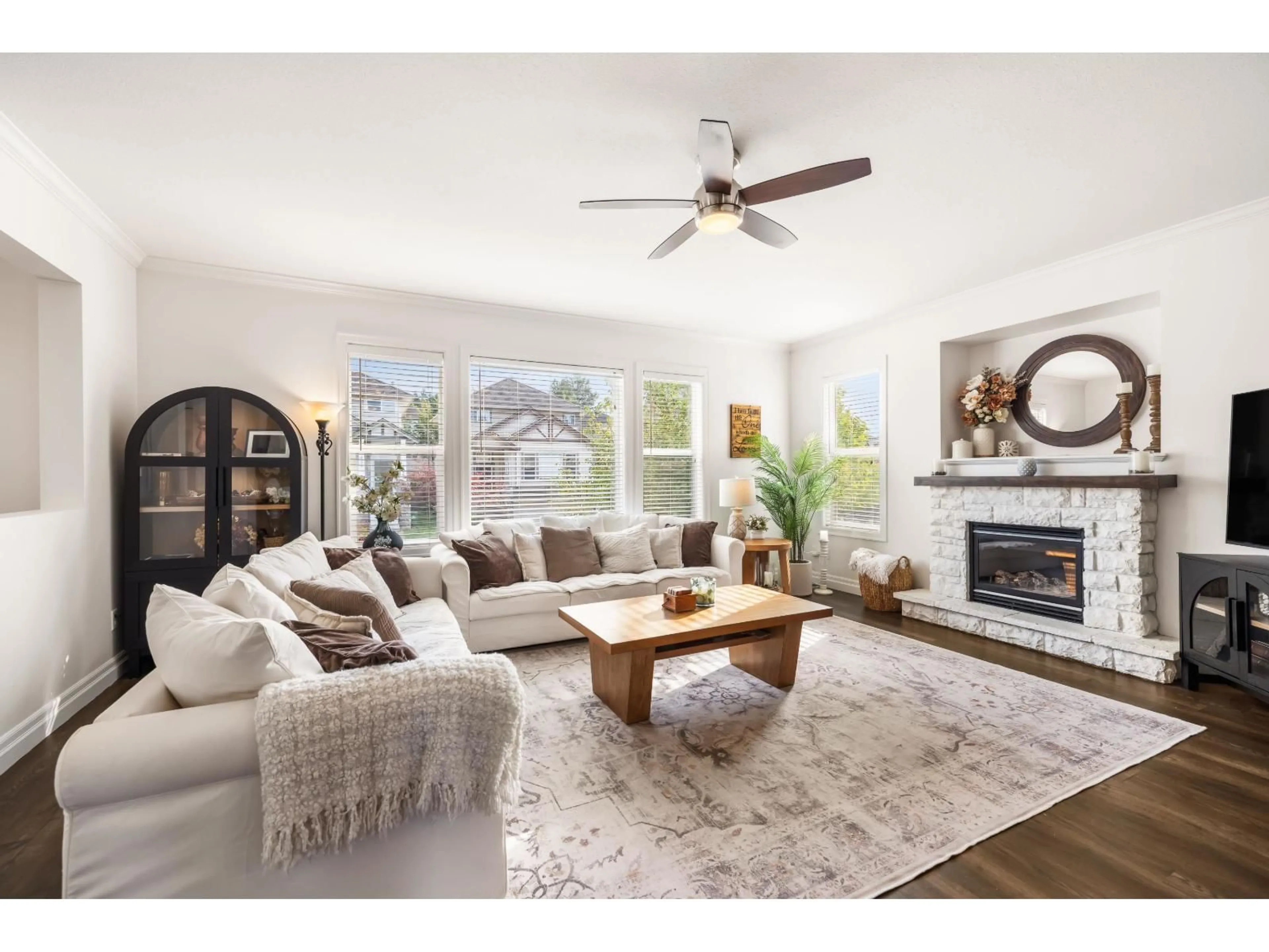 Living room with furniture, unknown for 5223 BRIDLEWOOD DRIVE, Chilliwack British Columbia V2R5W9