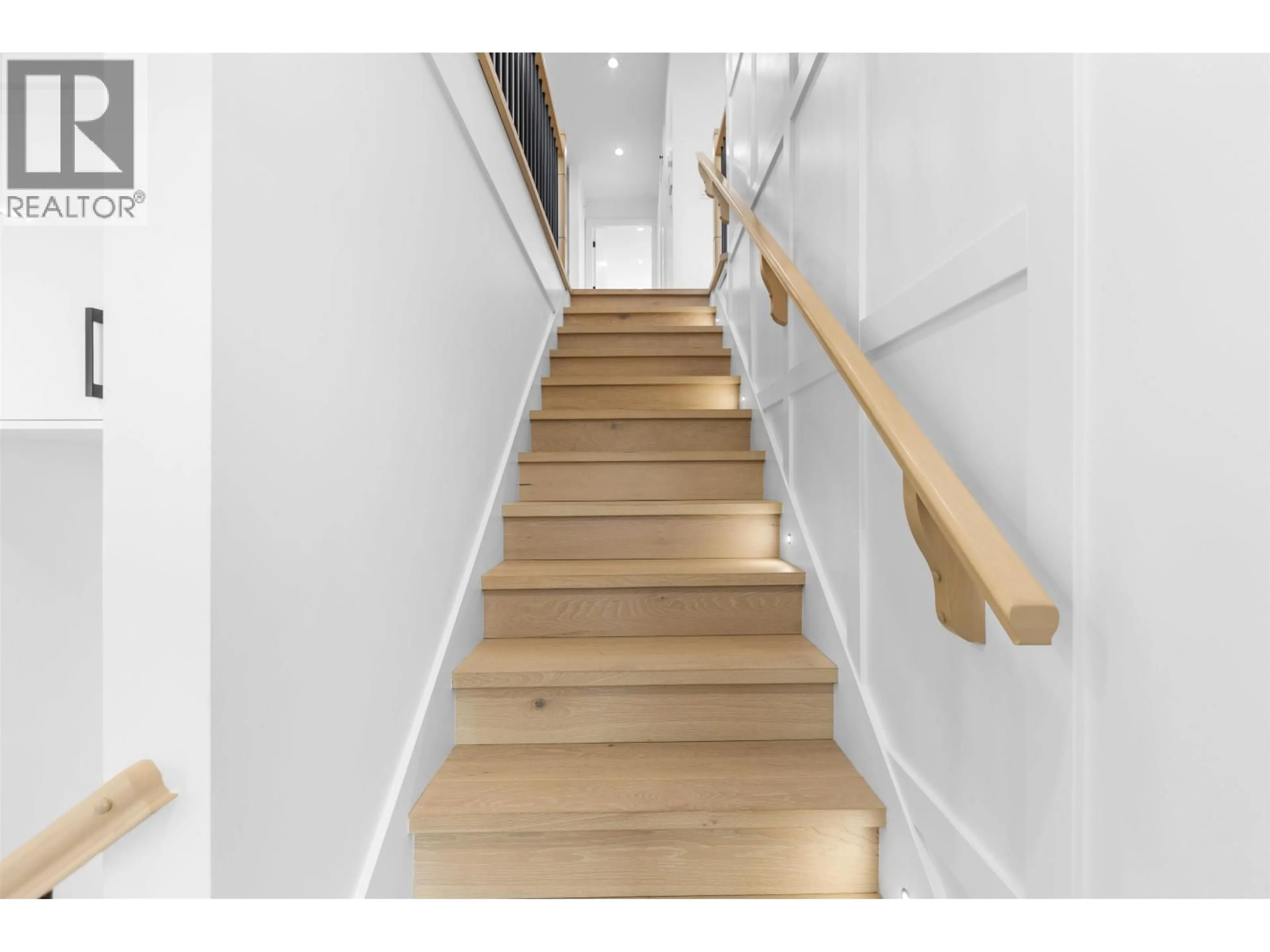 Stairs for 5304 FRASER STREET, Vancouver British Columbia V5W2Y9