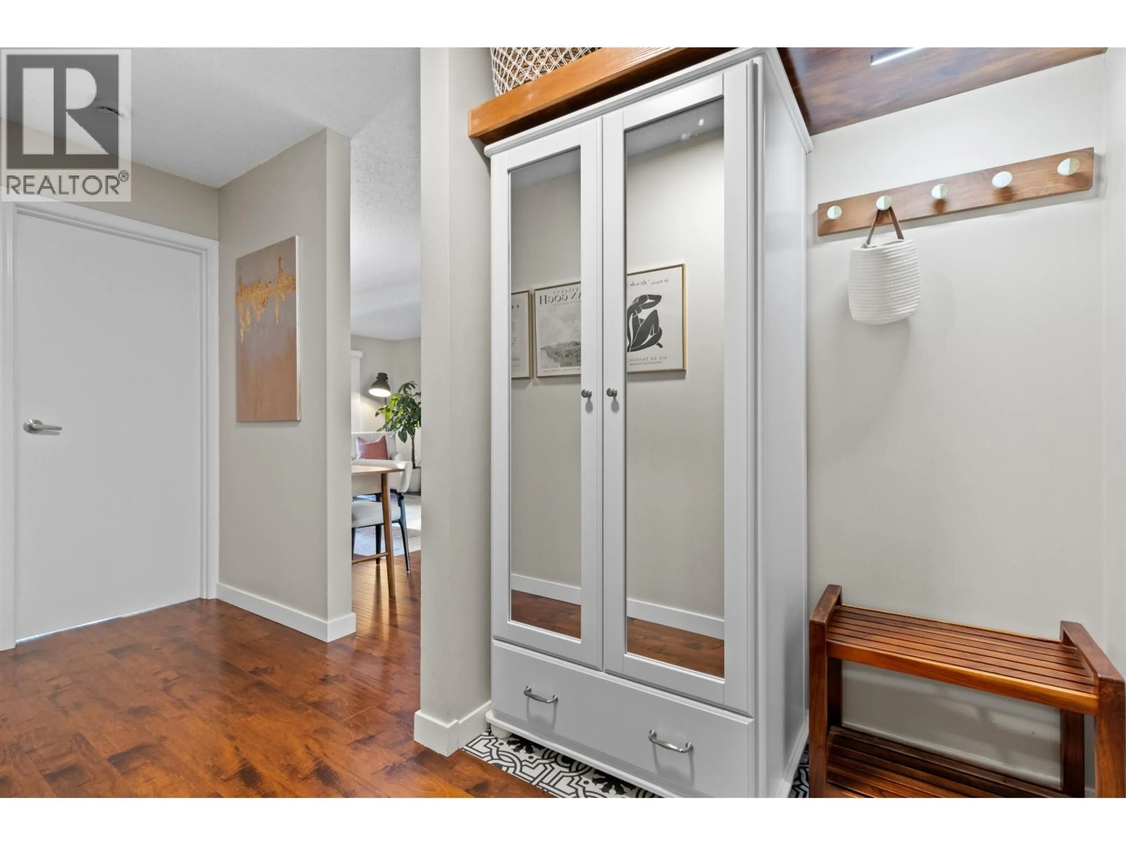 Indoor entryway for 109 - 423 AGNES STREET, New Westminster British Columbia V3L1G2