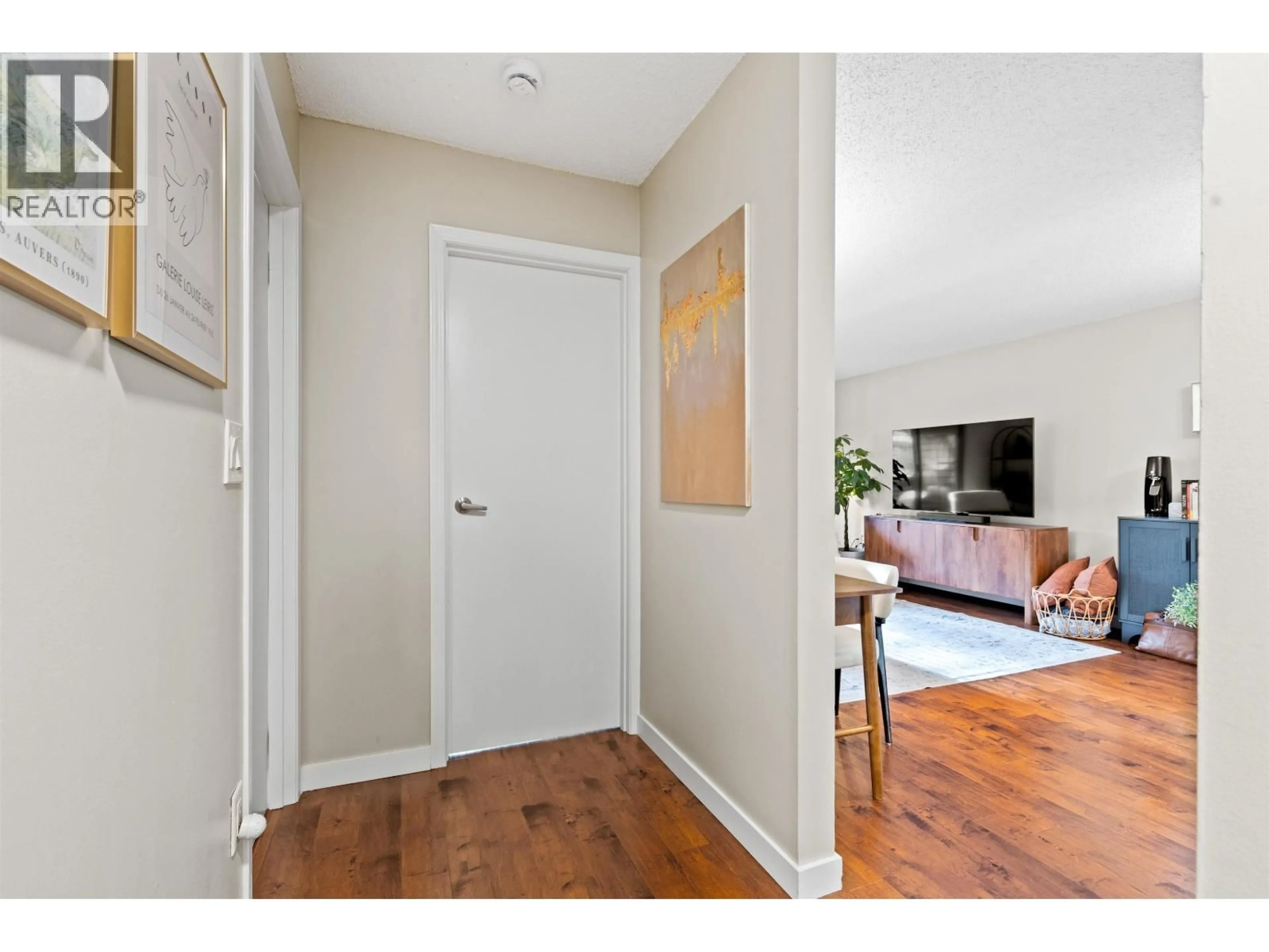 Indoor entryway for 109 - 423 AGNES STREET, New Westminster British Columbia V3L1G2