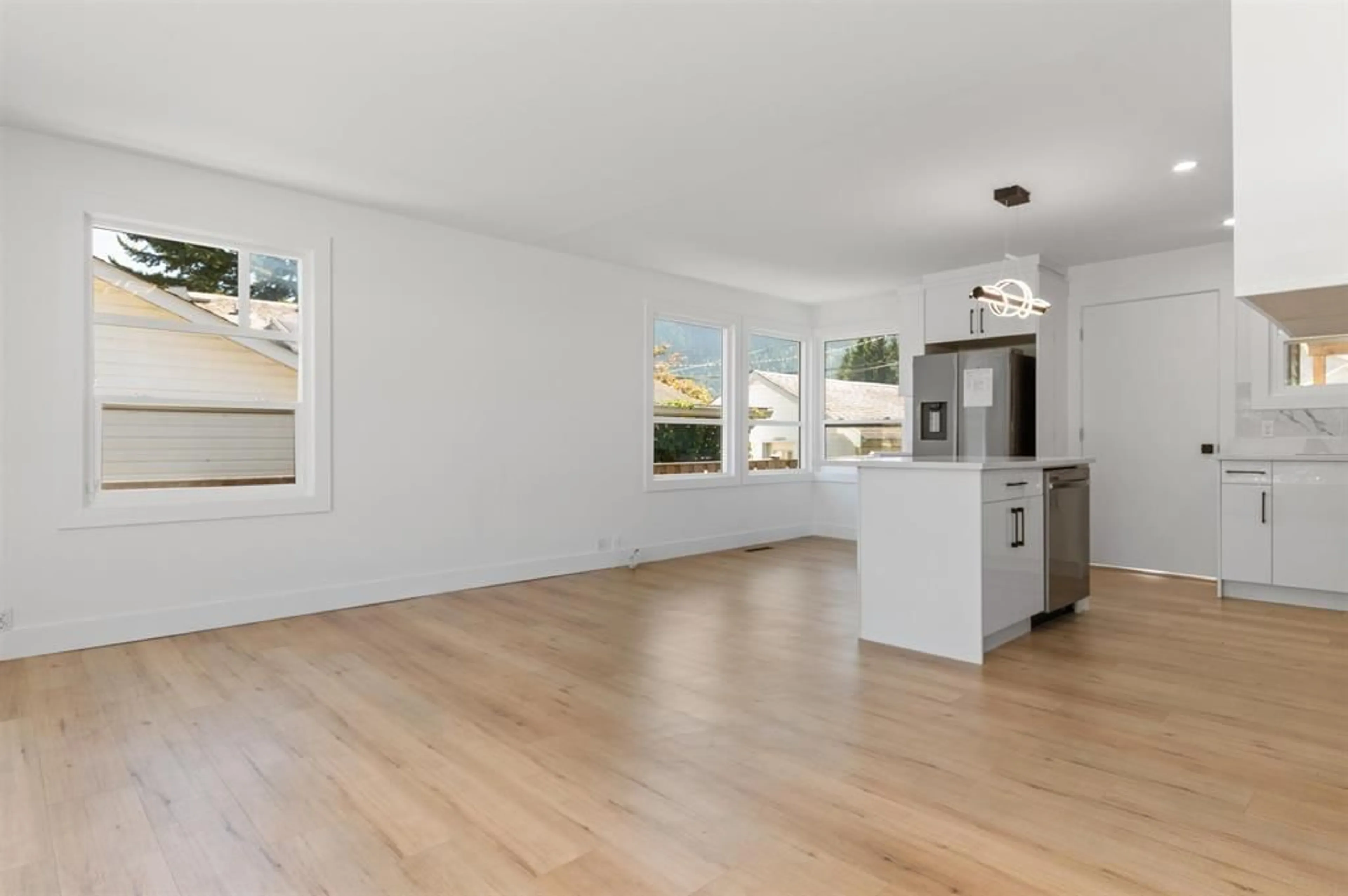 Open concept kitchen, wood/laminate floor for 524 RUPERT STREET, Hope British Columbia V0X1L0