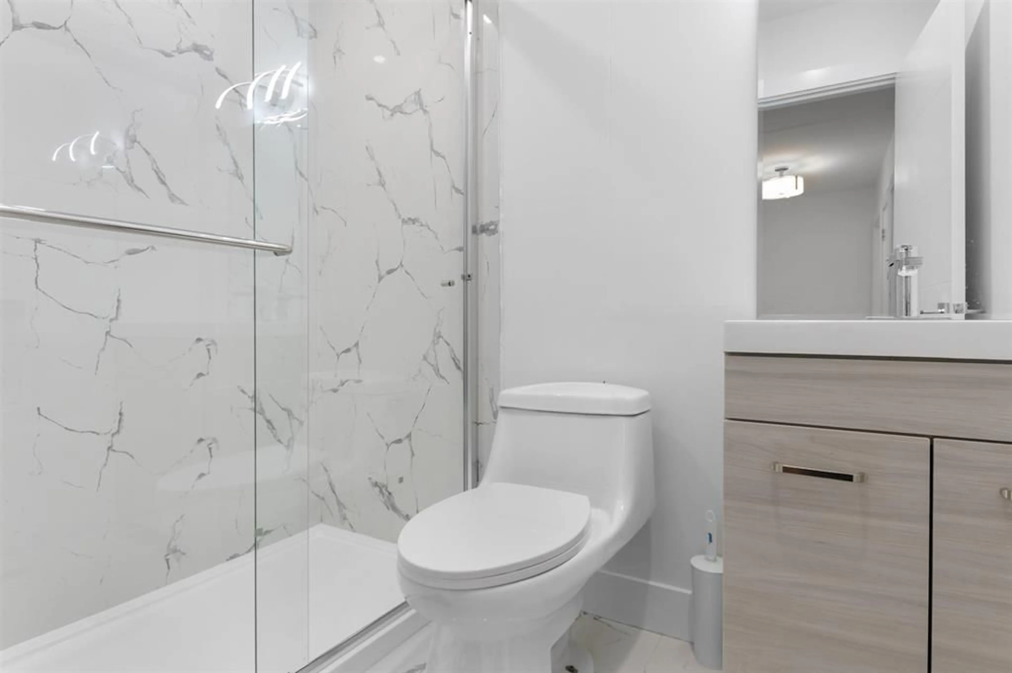 Standard bathroom, ceramic/tile floor for 524 RUPERT STREET, Hope British Columbia V0X1L0