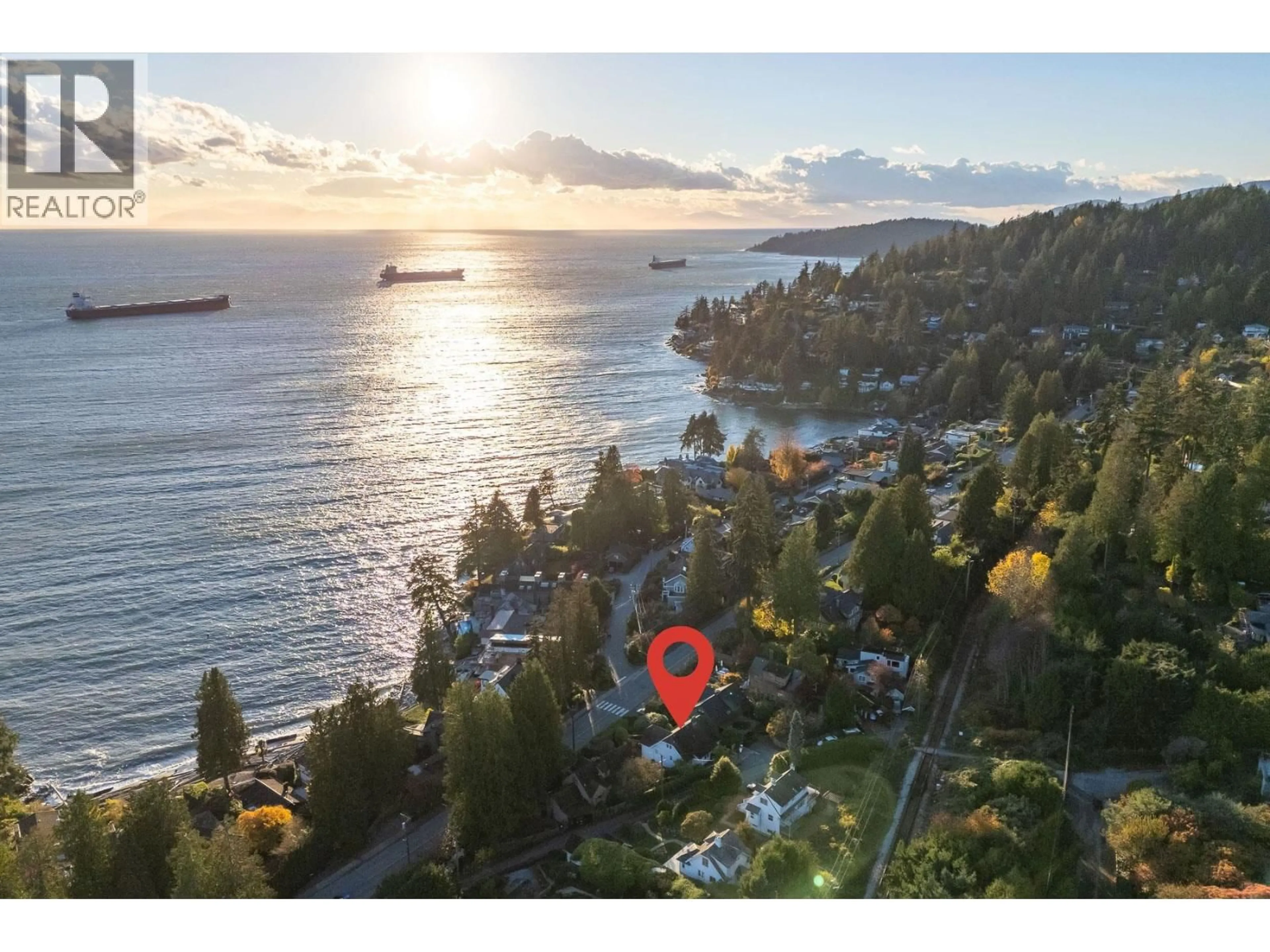 A pic from outside/outdoor area/front of a property/back of a property/a pic from drone, water/lake/river/ocean view for 3260 TRAVERS AVENUE, West Vancouver British Columbia V7V1G5