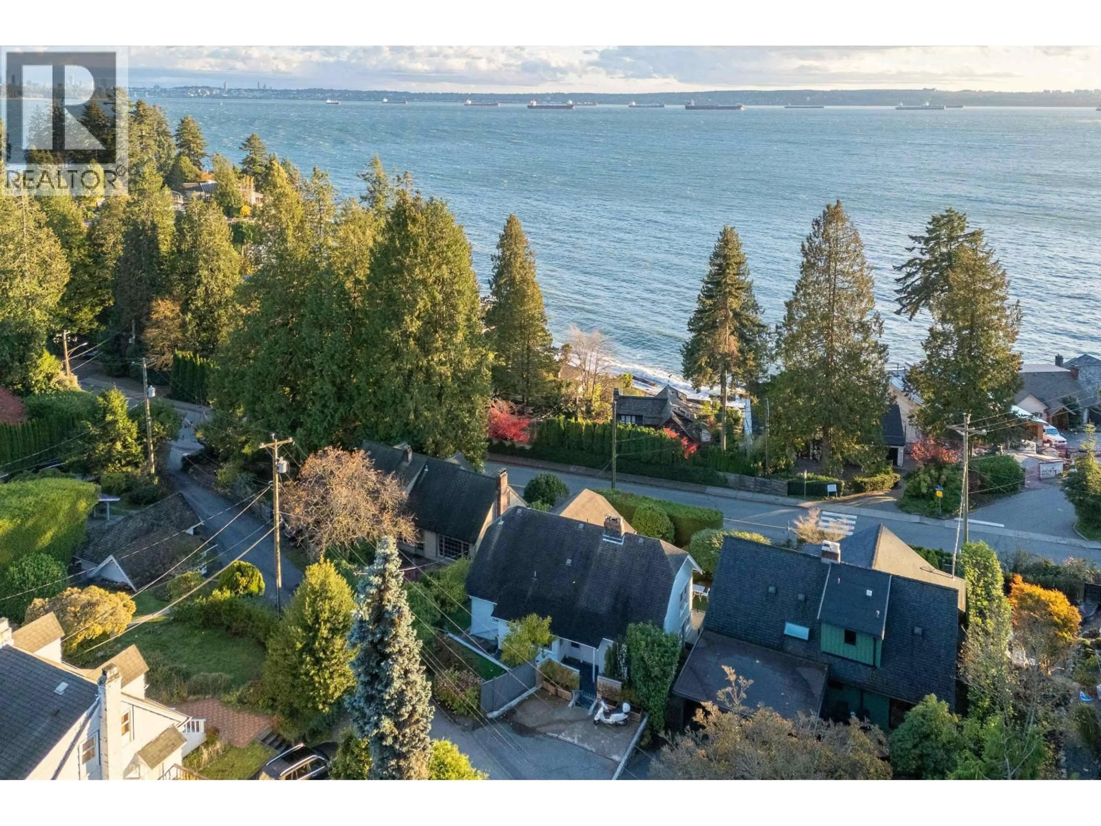 A pic from outside/outdoor area/front of a property/back of a property/a pic from drone, water/lake/river/ocean view for 3260 TRAVERS AVENUE, West Vancouver British Columbia V7V1G5