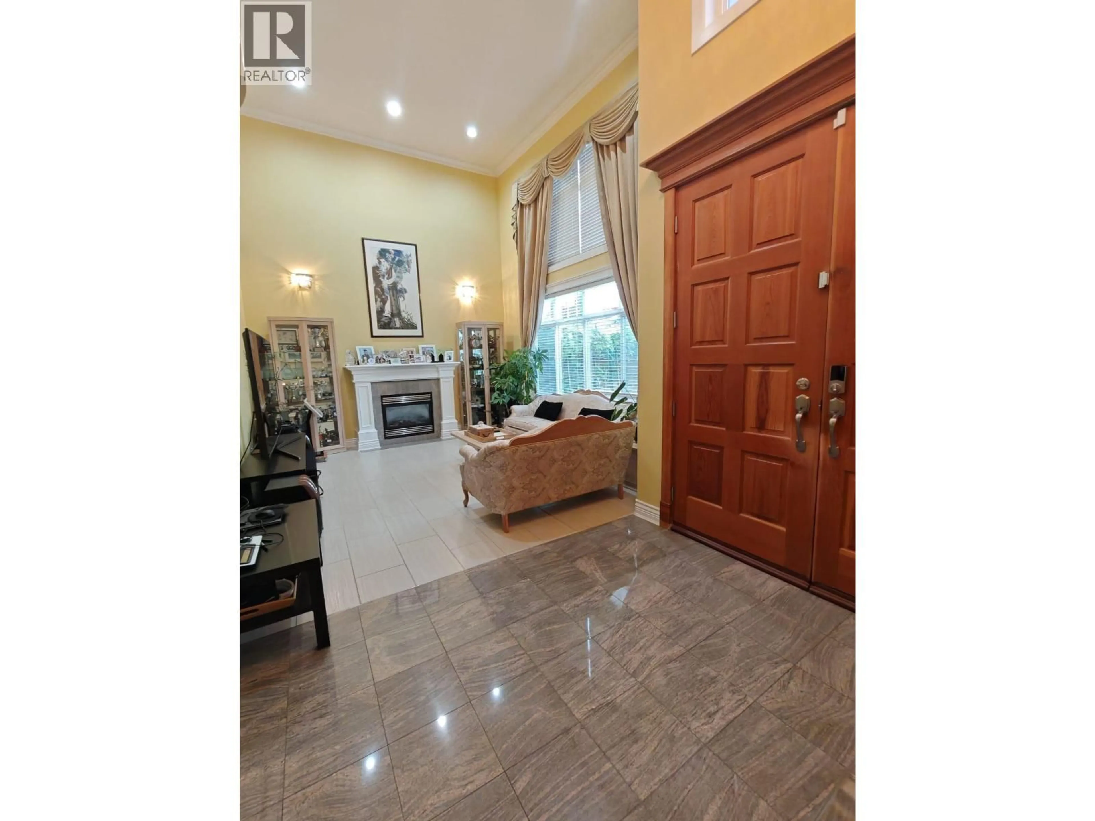 Indoor foyer for 9211 NO. 3 ROAD, Richmond British Columbia V7A1W1