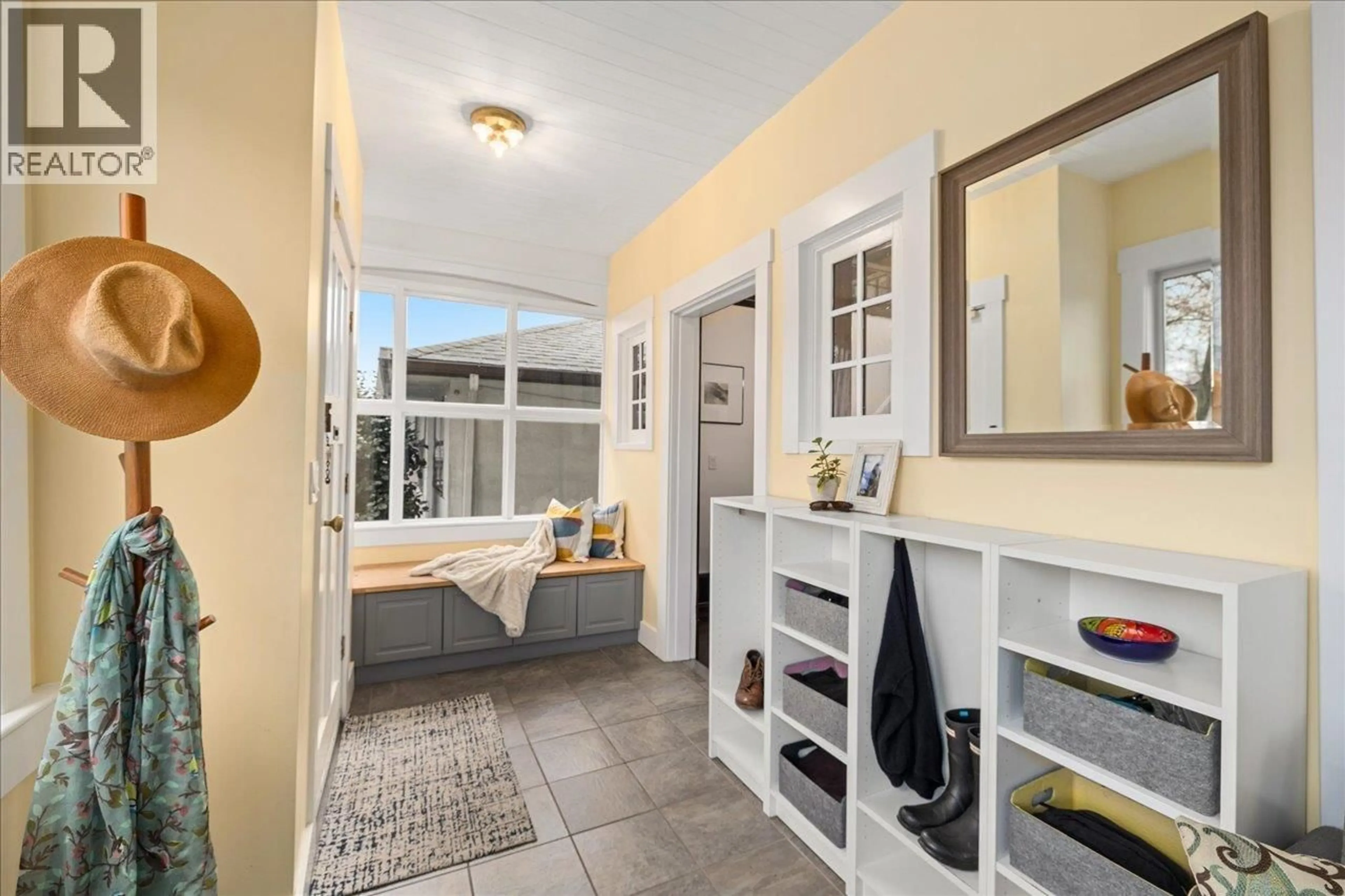 Indoor entryway for 2029 GRAVELEY STREET, Vancouver British Columbia V5L3B6