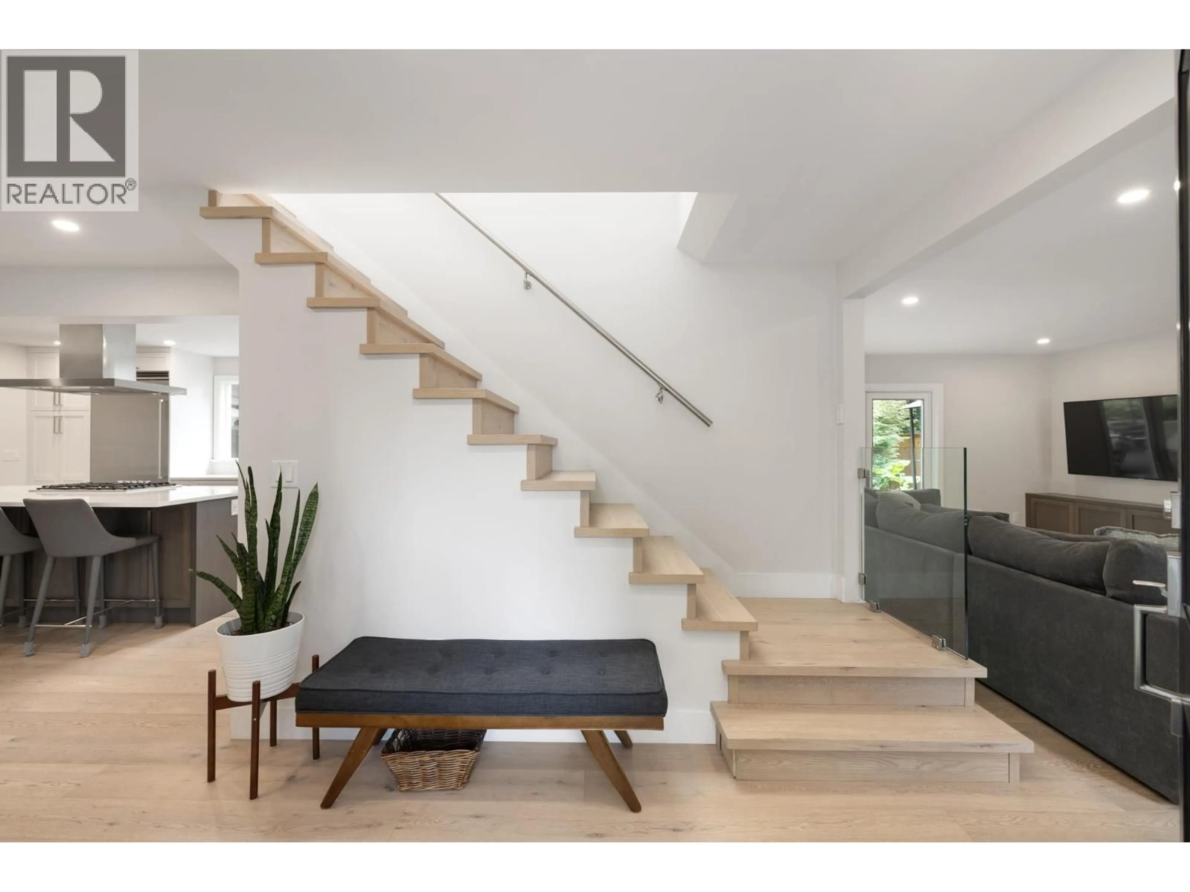 Stairs for 2678 AILSA CRESCENT, North Vancouver British Columbia V7K2B2