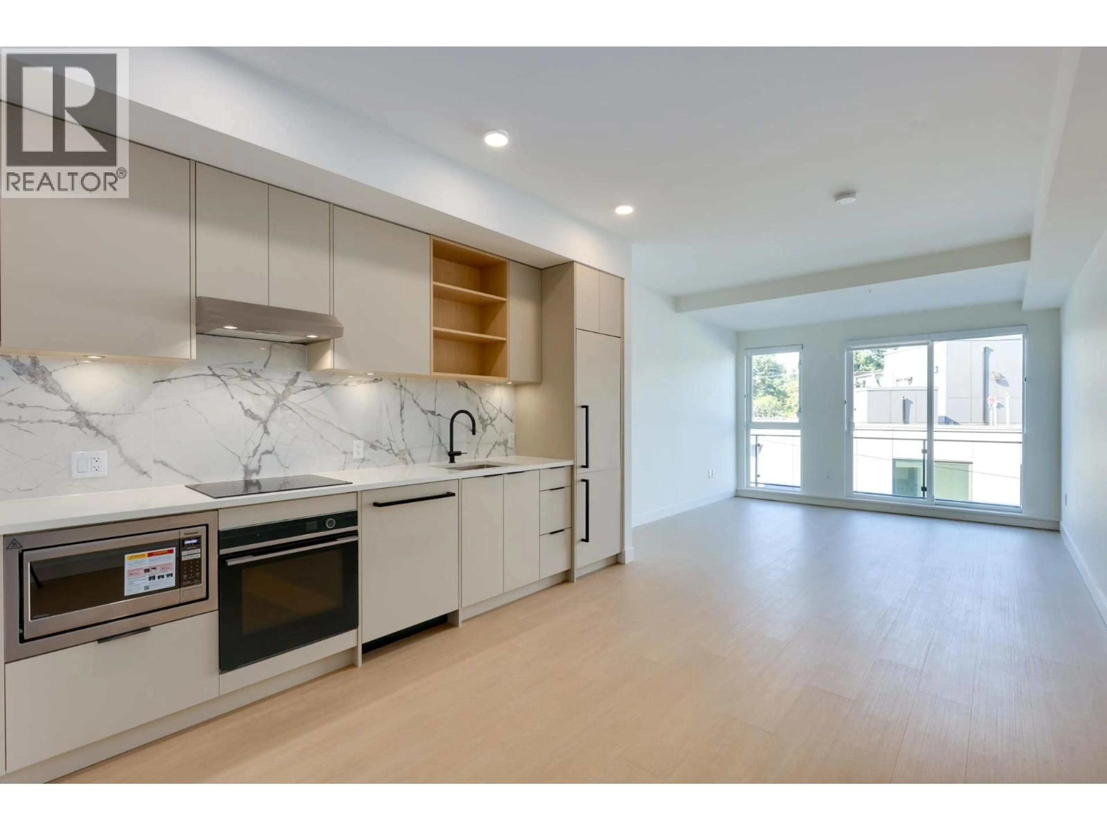 Open concept kitchen, ceramic/tile floor for 564 - 422 3RD STREET, North Vancouver British Columbia V7L0K1
