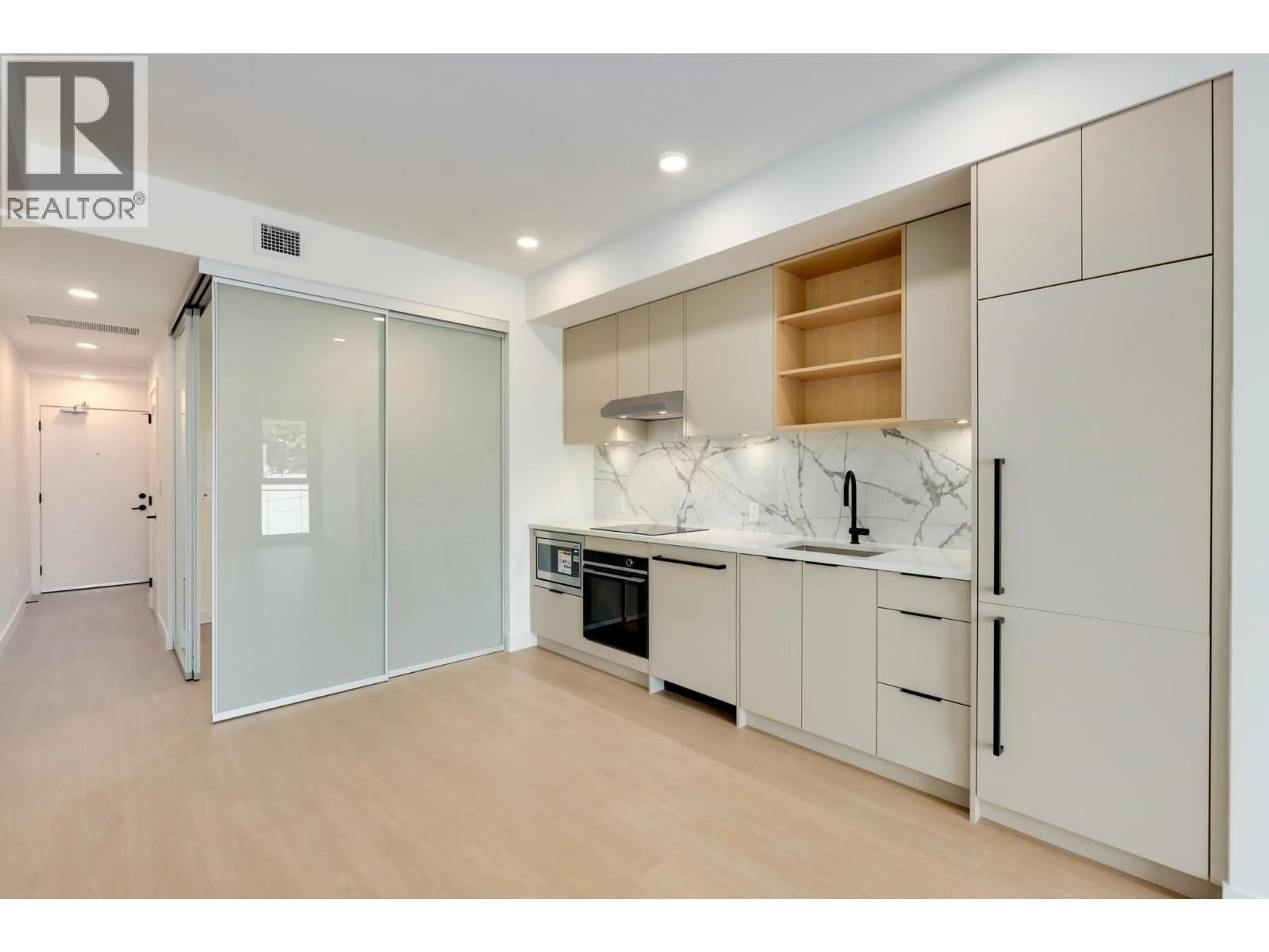 Open concept kitchen, ceramic/tile floor for 564 - 422 3RD STREET, North Vancouver British Columbia V7L0K1