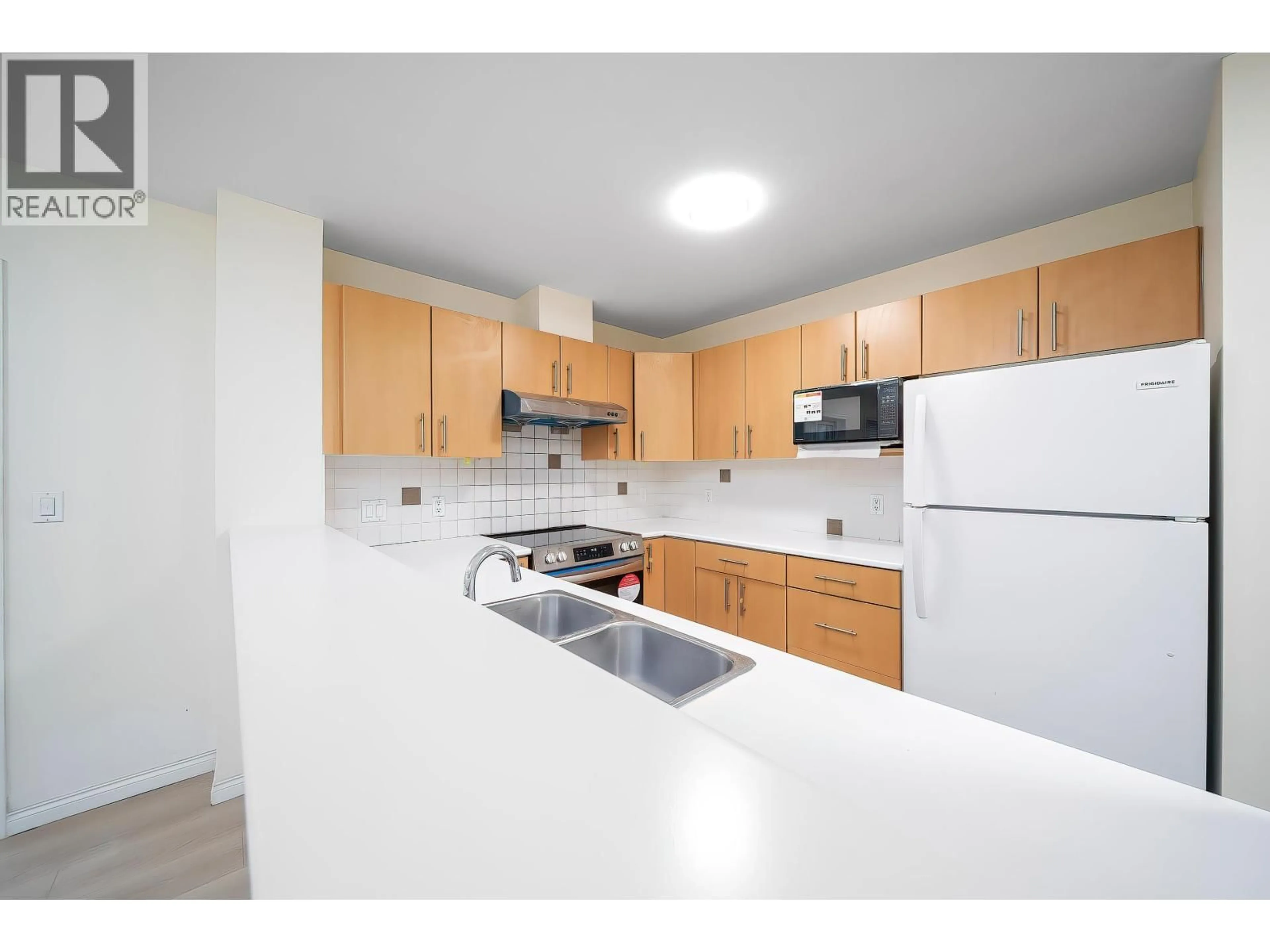 Standard kitchen, unknown for 03 - 7128 17TH AVENUE, Burnaby British Columbia V3N1K7
