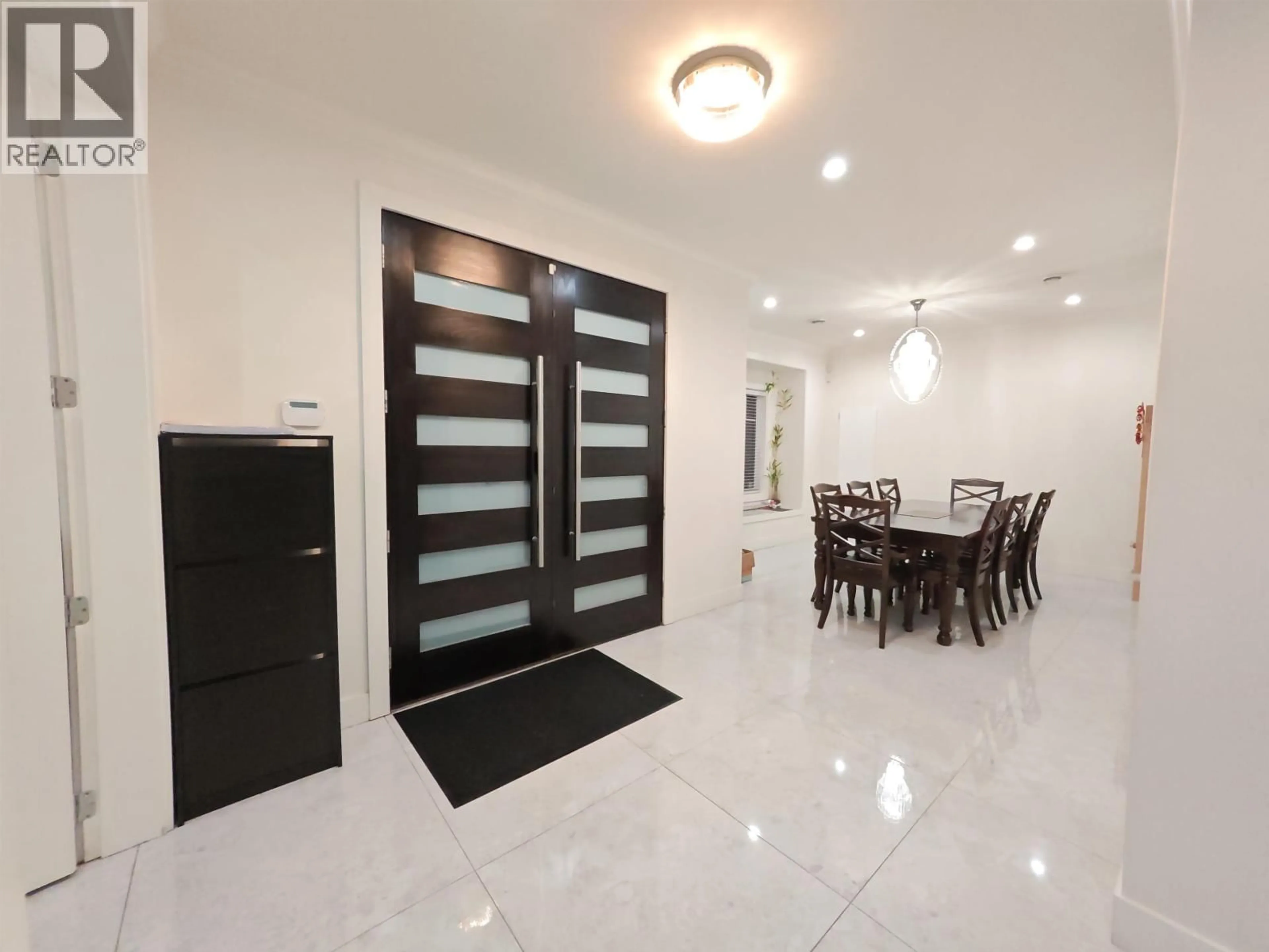 Indoor foyer for 450 WILSON STREET, New Westminster British Columbia V3L3R8