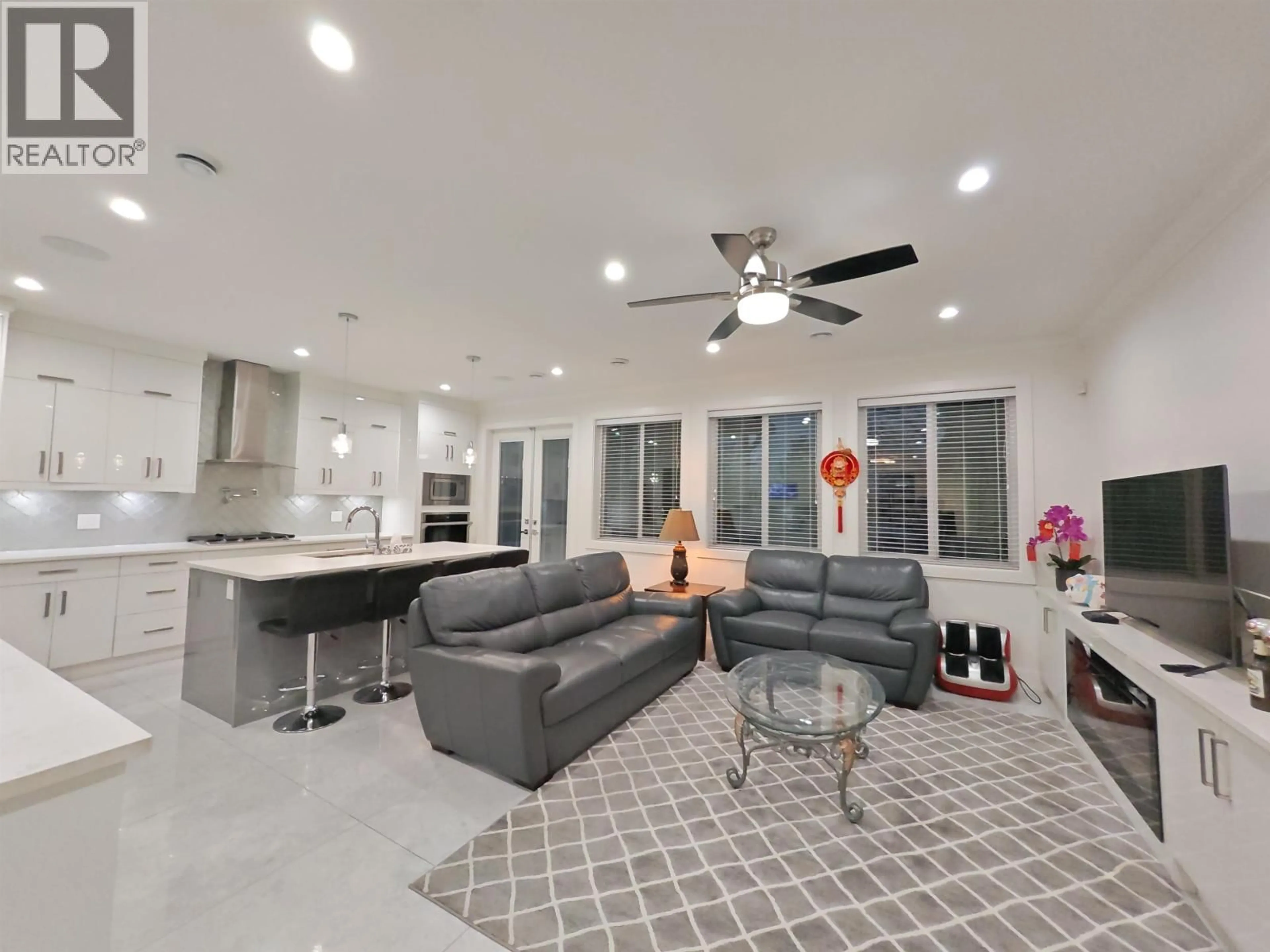 Open concept kitchen, ceramic/tile floor for 450 WILSON STREET, New Westminster British Columbia V3L3R8