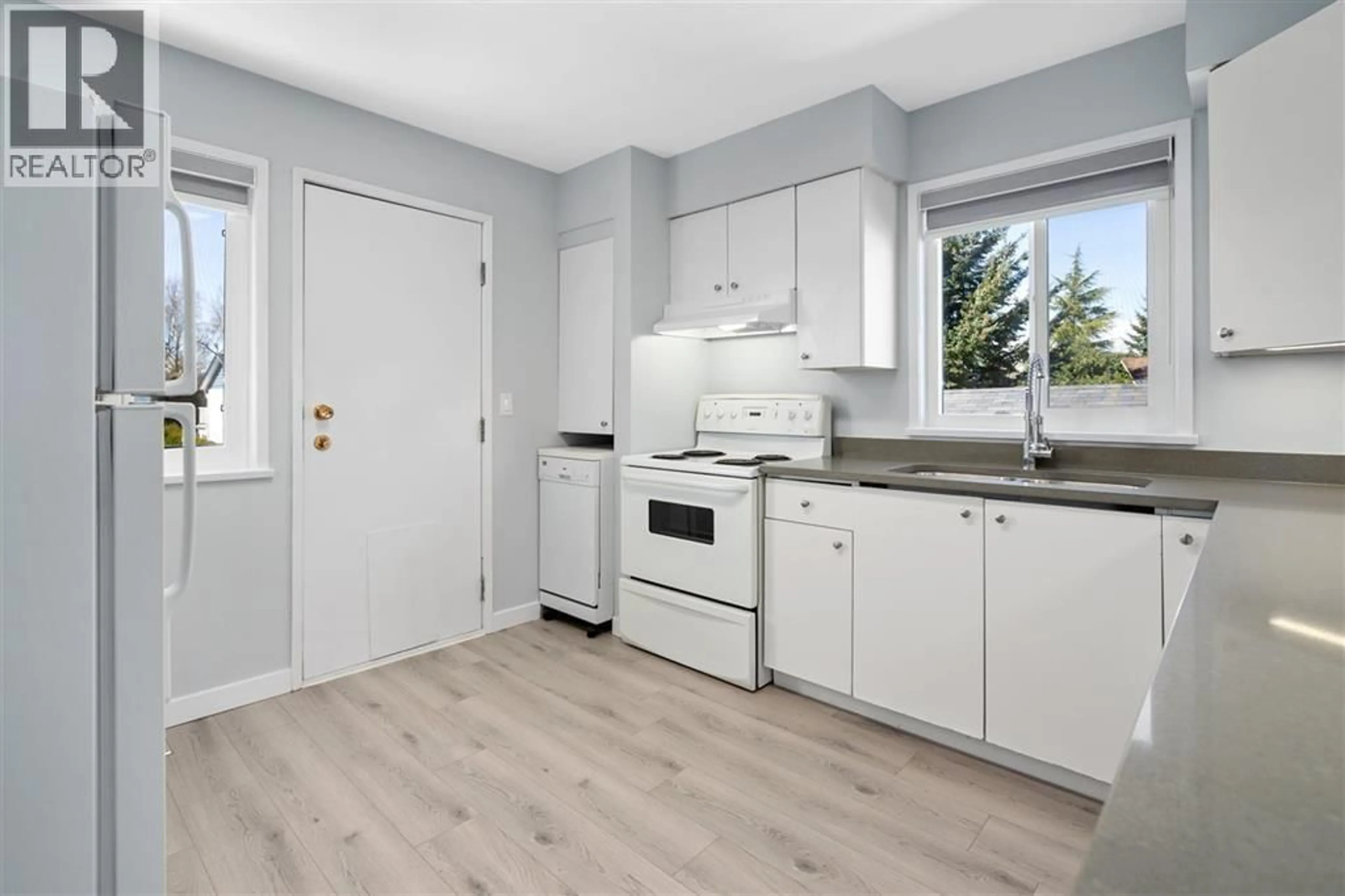 Standard kitchen, wood/laminate floor for 9480 KINGSWOOD DRIVE, Richmond British Columbia V7A3X5