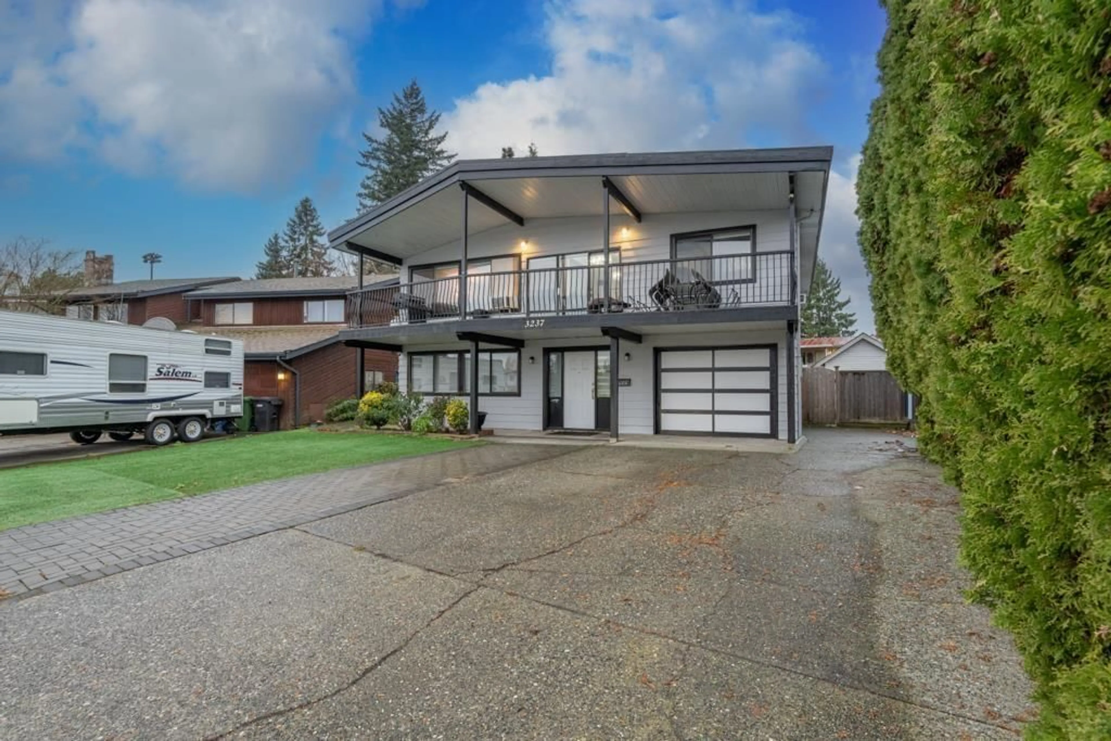 Home with vinyl exterior material, street for 3237 ATWATER CRESCENT, Abbotsford British Columbia V2T4L1