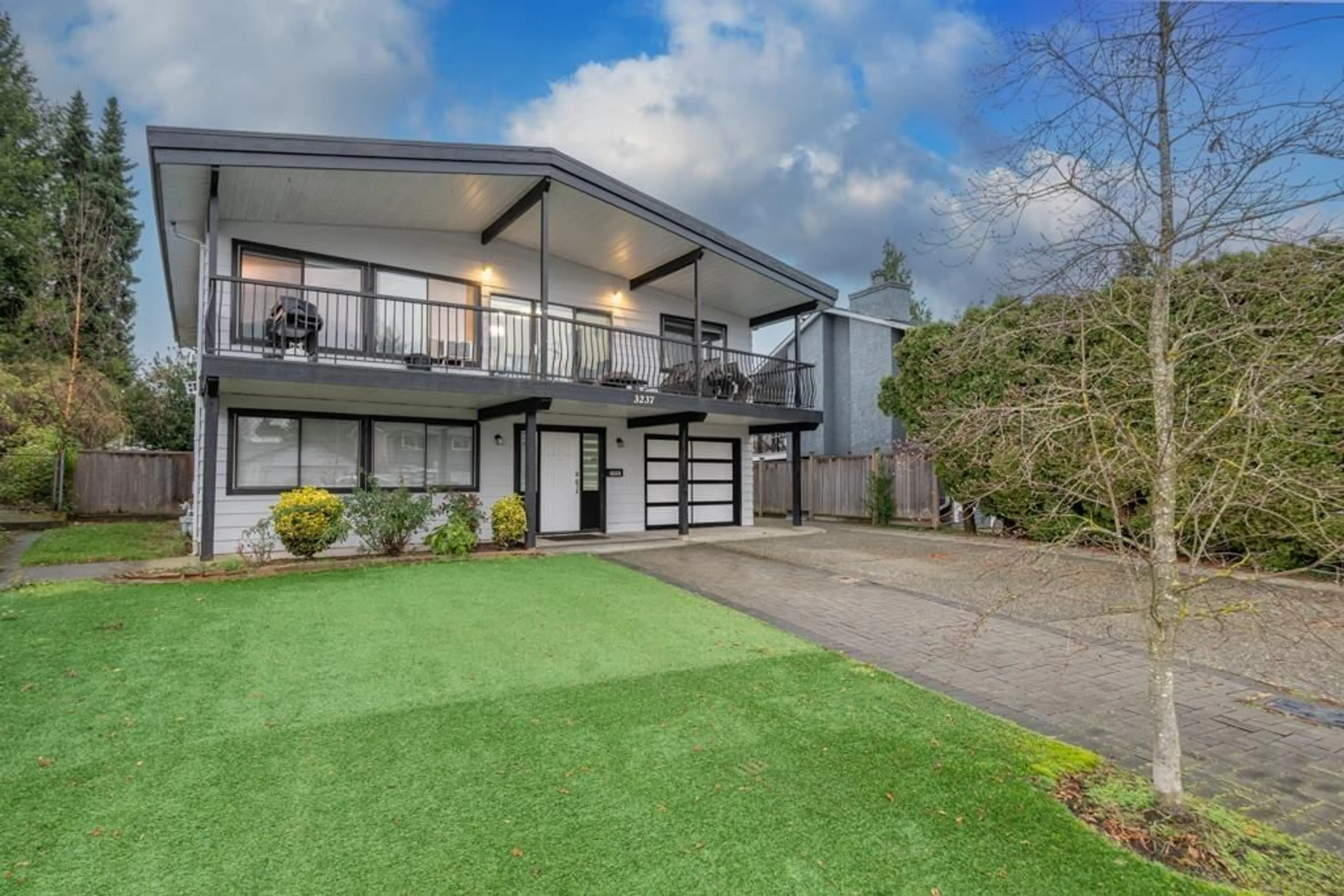 A pic from outside/outdoor area/front of a property/back of a property/a pic from drone, street for 3237 ATWATER CRESCENT, Abbotsford British Columbia V2T4L1