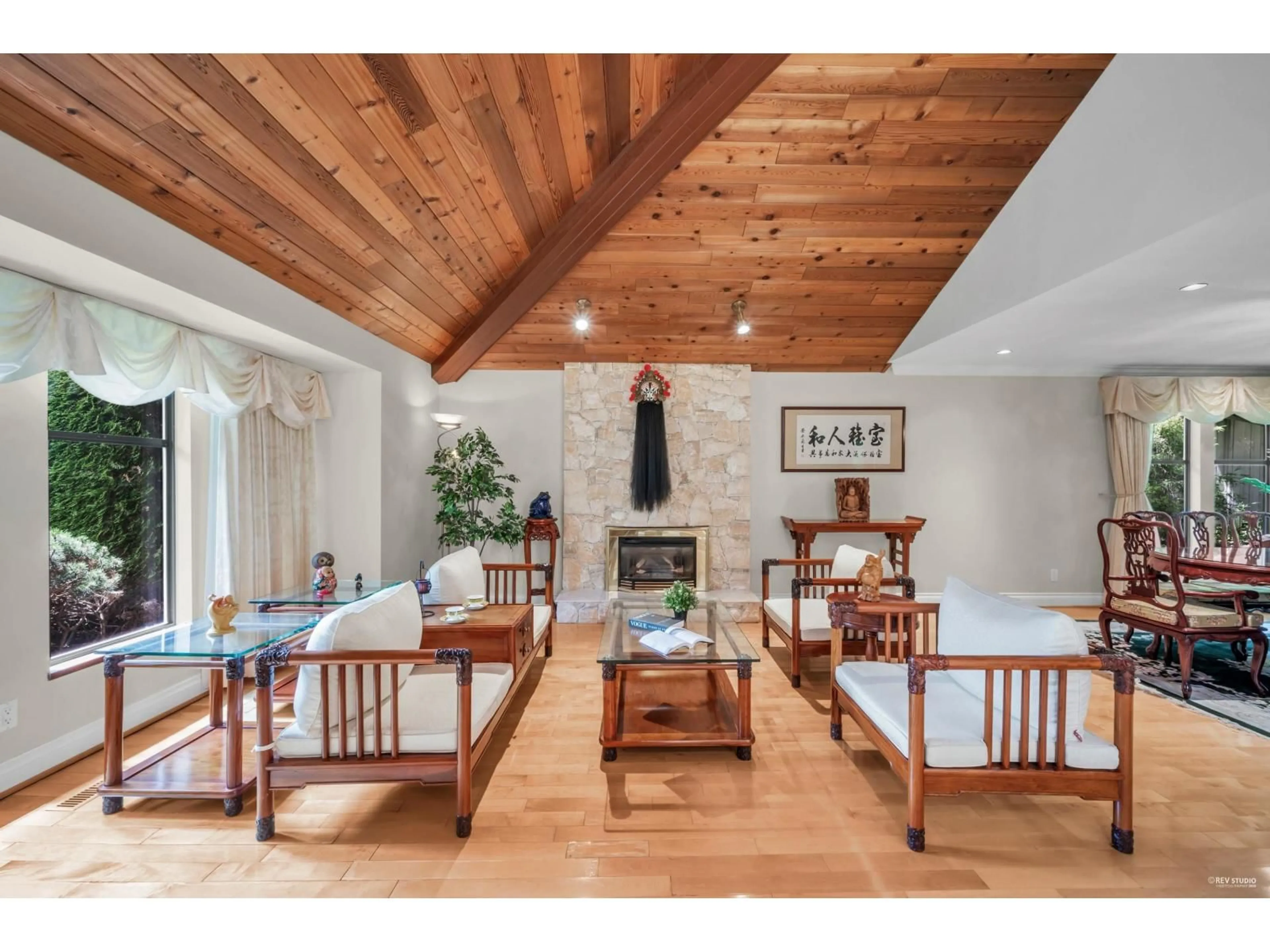 Living room with furniture, wood/laminate floor for 11681 SUMMIT CRESCENT, Delta British Columbia V4E2Z2