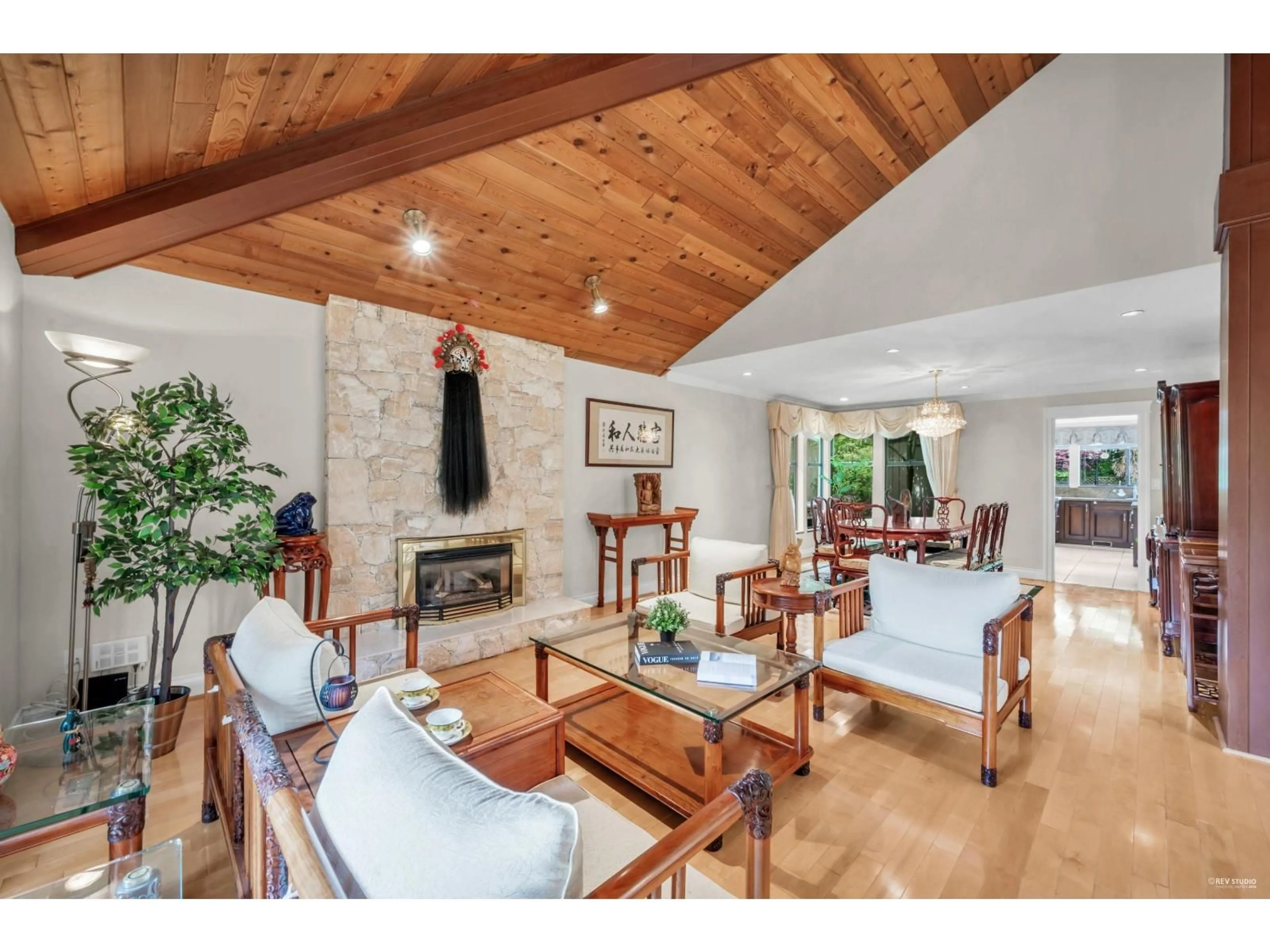 Living room with furniture, wood/laminate floor for 11681 SUMMIT CRESCENT, Delta British Columbia V4E2Z2