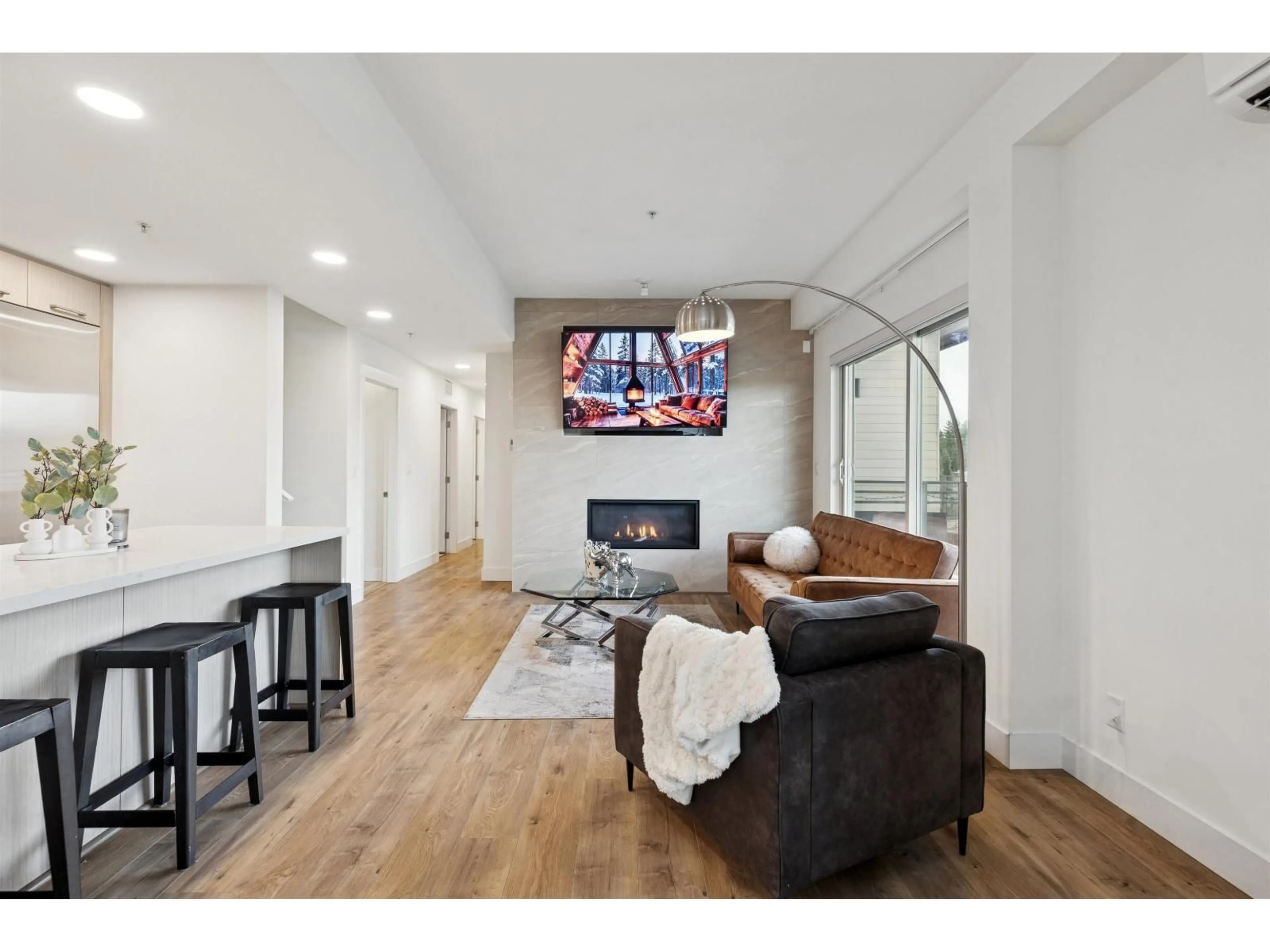 Unknown for 501 - 14022 NORTH BLUFF ROAD, Surrey British Columbia V4B0B7