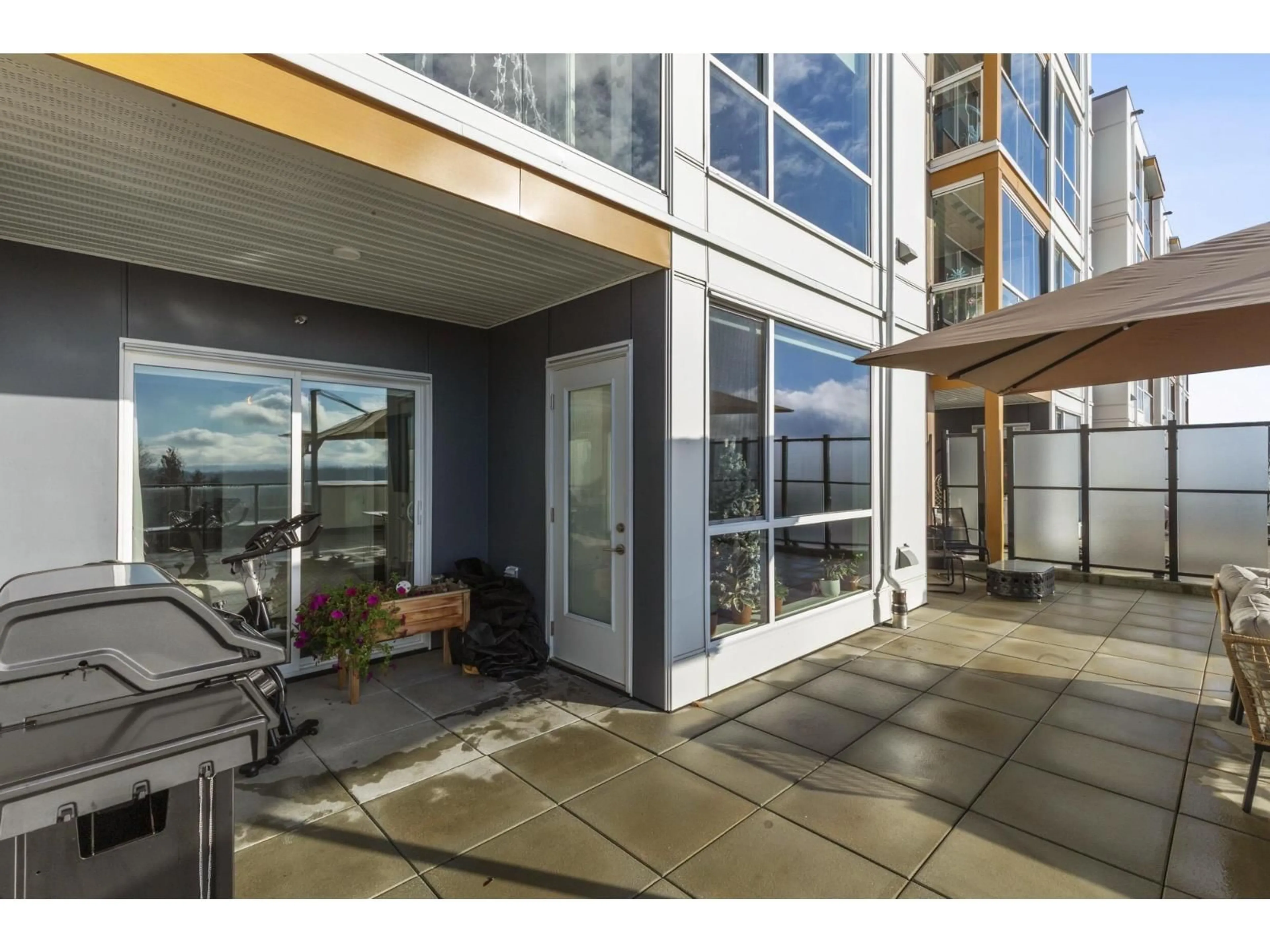 Indoor foyer for 105 - 31900 RAVEN AVENUE, Mission British Columbia V2V0H5