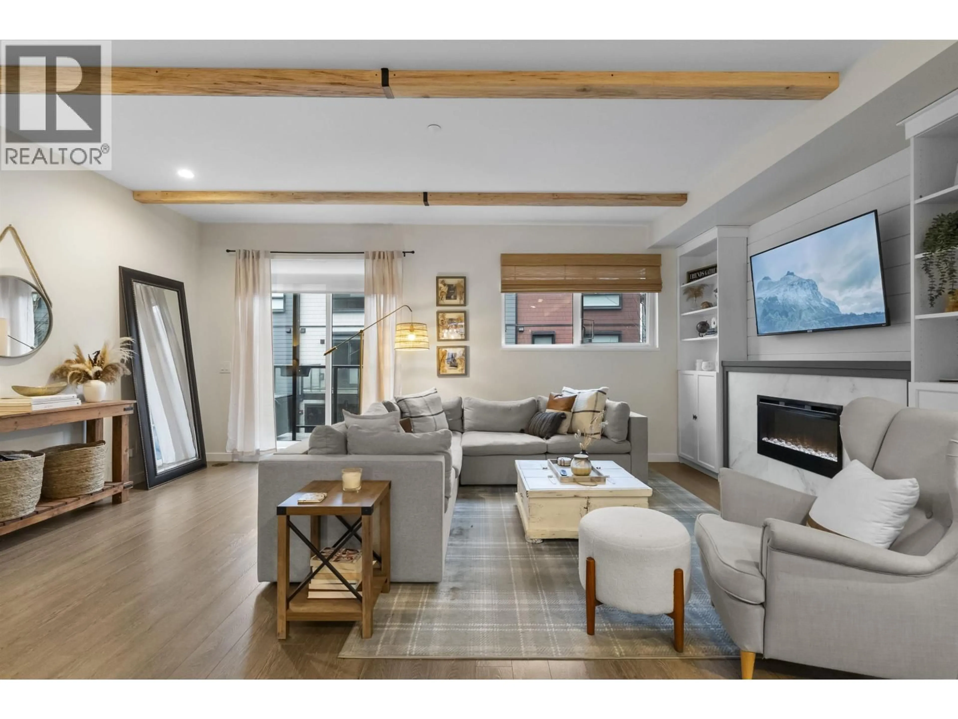 Living room with furniture, wood/laminate floor for 147 - 4738 HEMLOCK WAY, Tsawwassen British Columbia V4M0E3