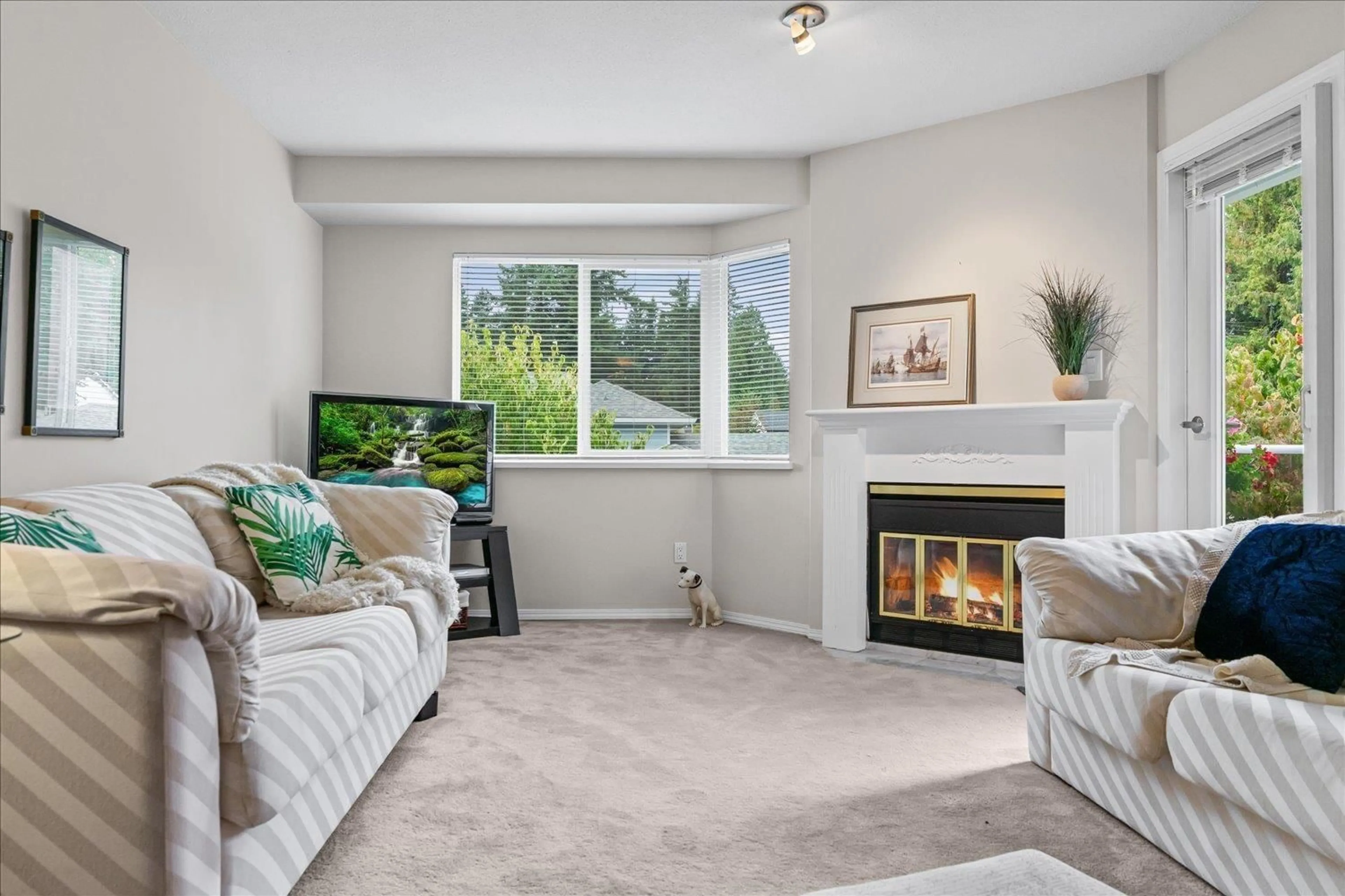Living room with furniture, carpet floor for 10 - 3292 VERNON TERRACE, Abbotsford British Columbia V2S6W7