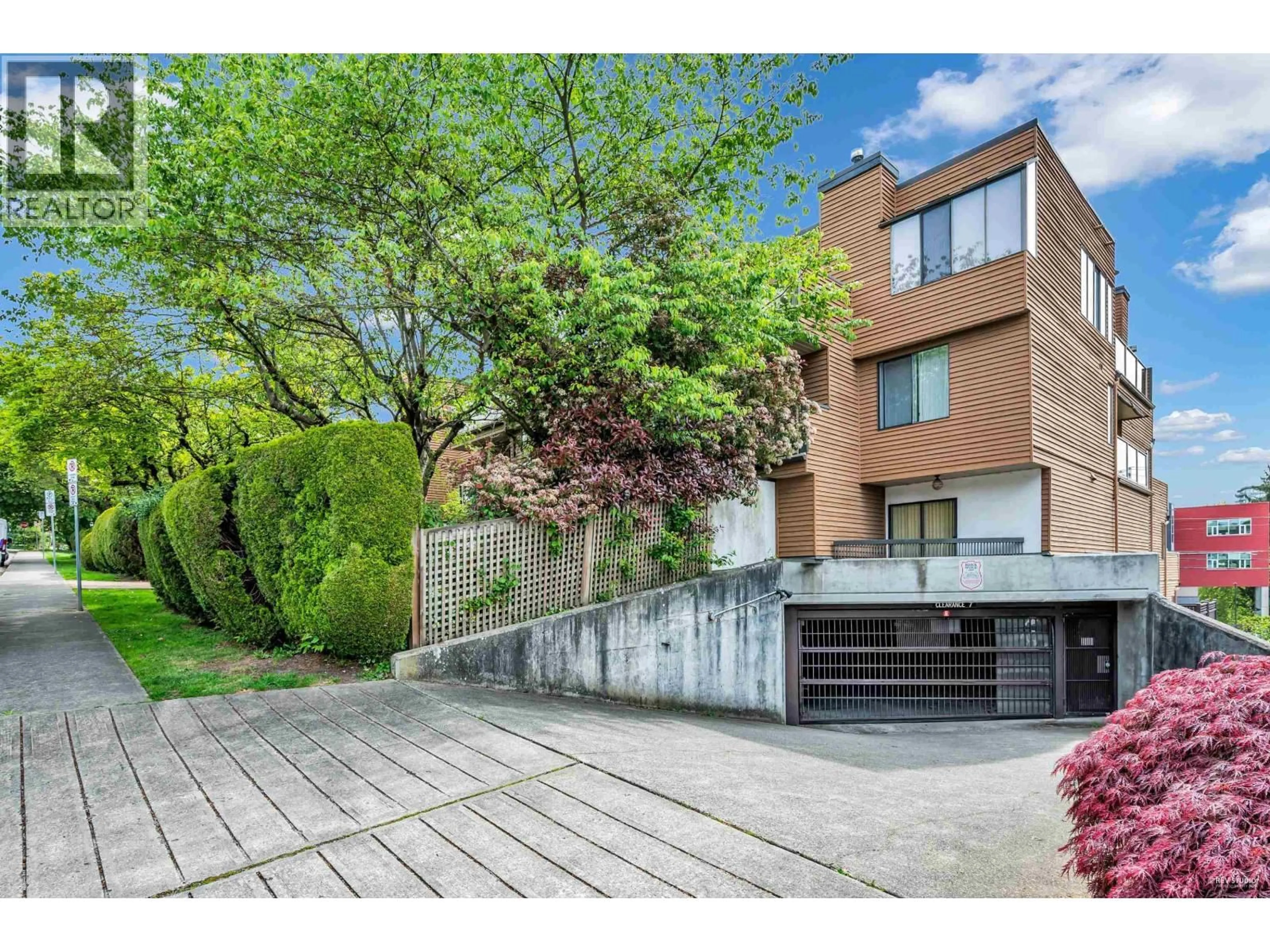 A pic from outside/outdoor area/front of a property/back of a property/a pic from drone, street for 108 - 812 MILTON STREET, New Westminster British Columbia V3M1N2