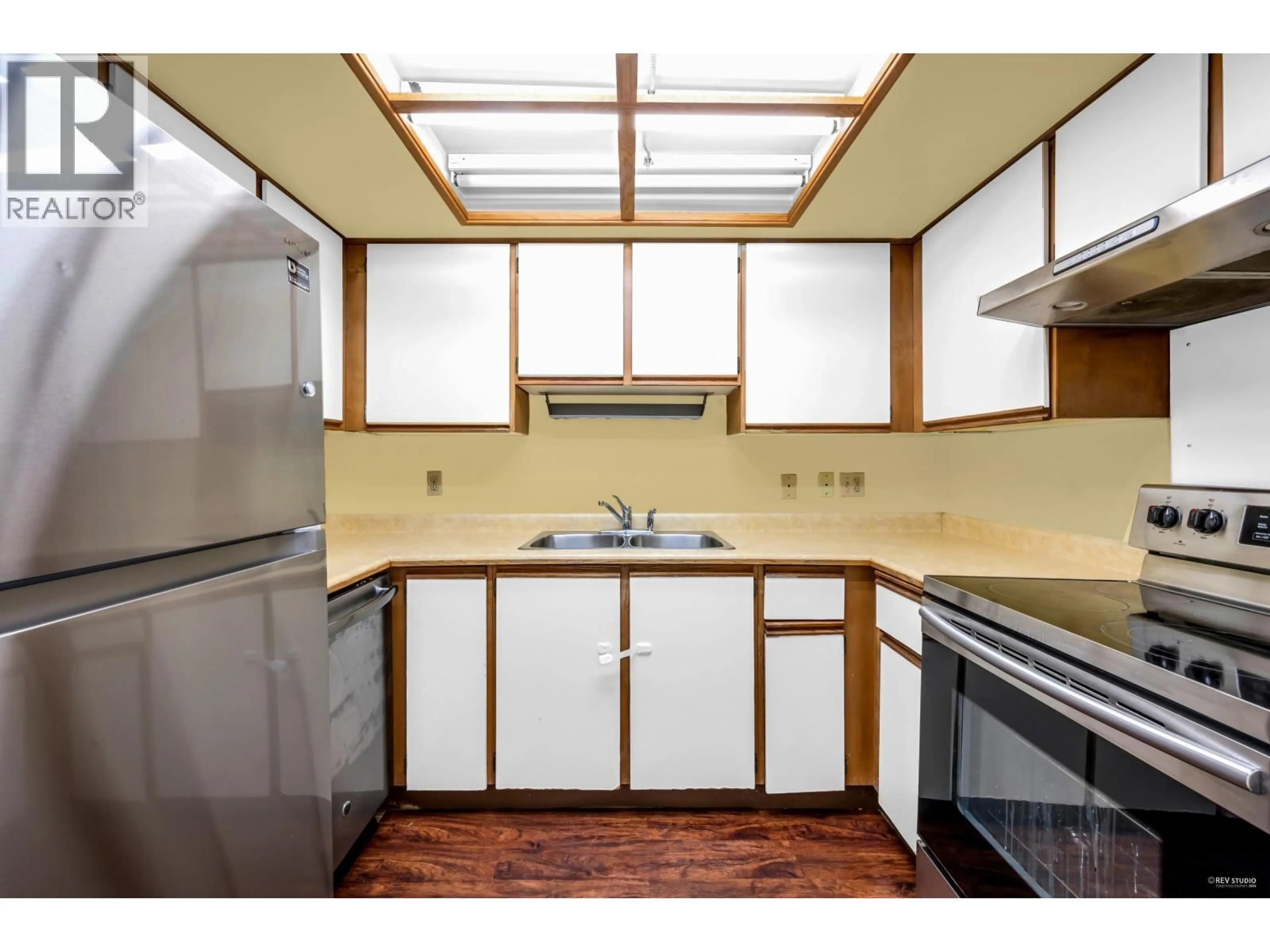 Standard kitchen, unknown for 108 - 812 MILTON STREET, New Westminster British Columbia V3M1N2