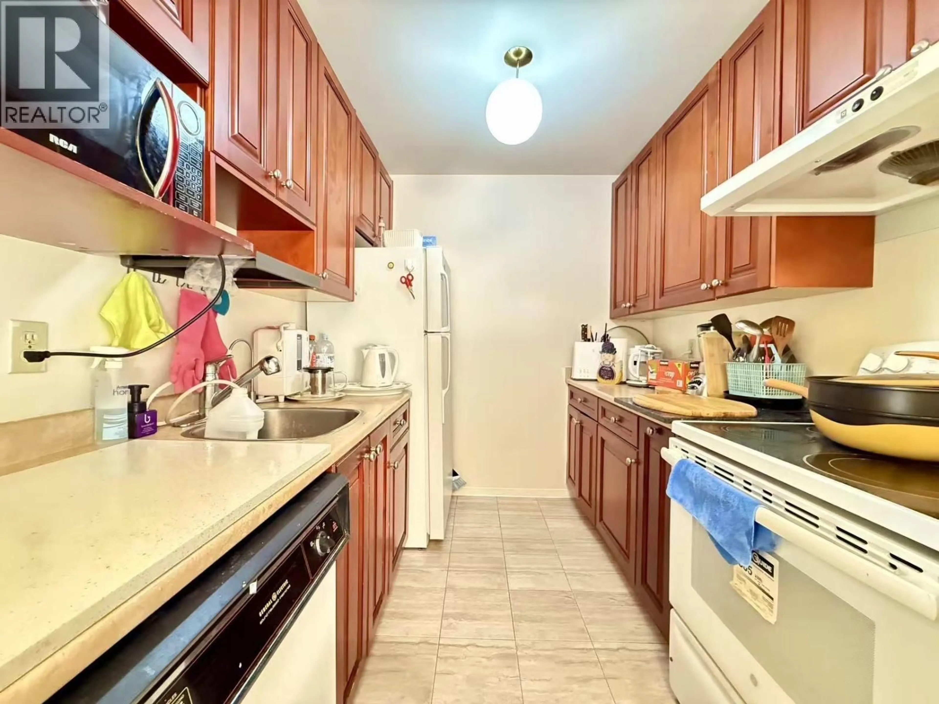 Standard kitchen, unknown for 302 - 7260 LINDSAY ROAD, Richmond British Columbia V7C3M6