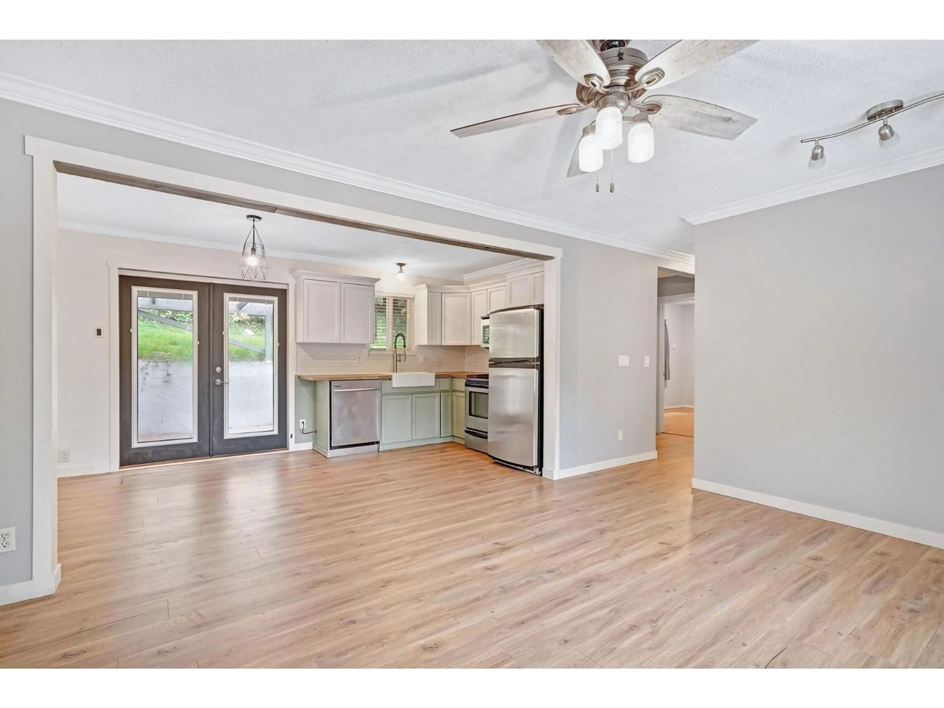 Open concept kitchen, wood/laminate floor for 34898 LABURNUM AVENUE, Abbotsford British Columbia V2S5J4