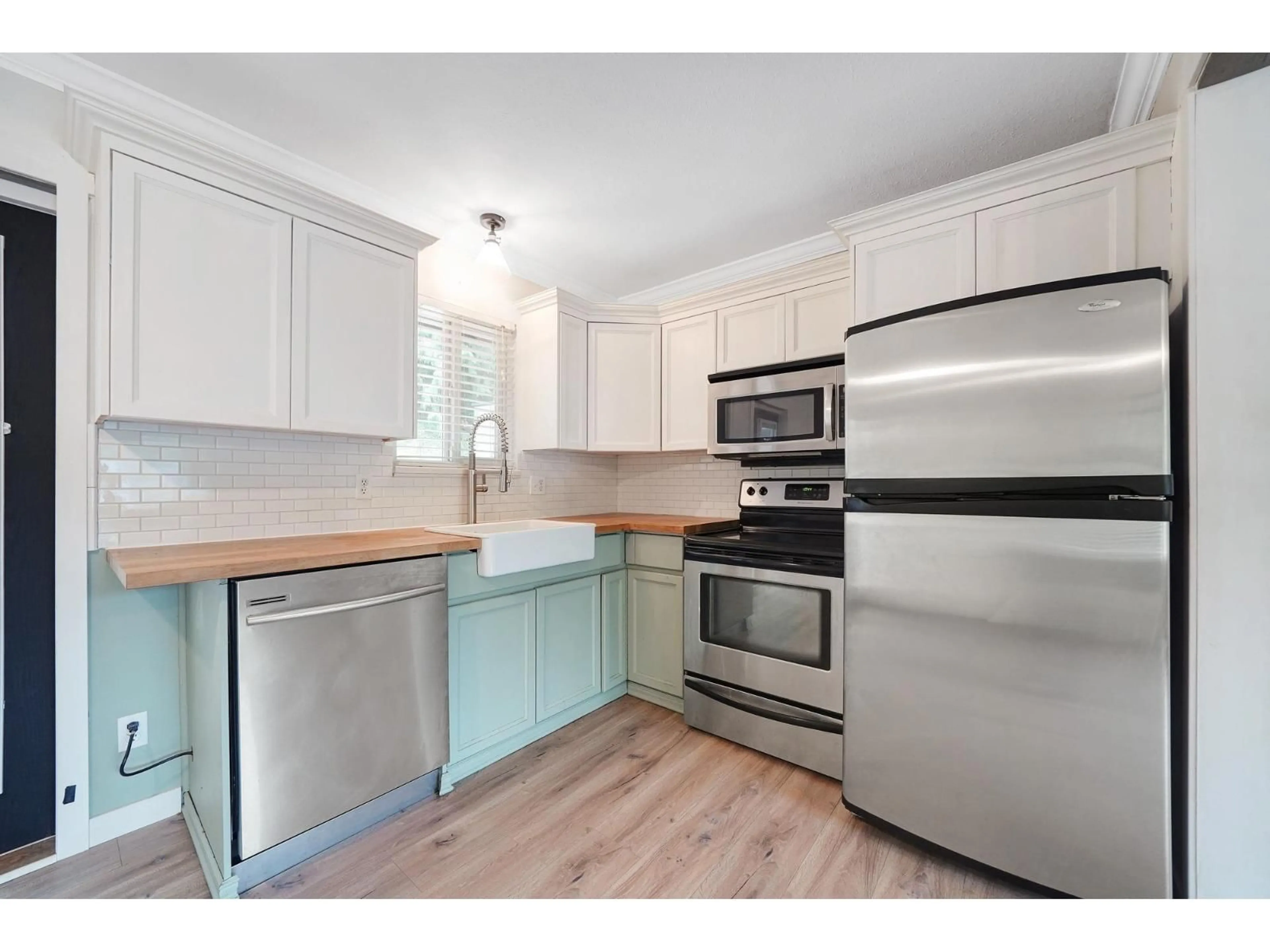 Open concept kitchen, wood/laminate floor for 34898 LABURNUM AVENUE, Abbotsford British Columbia V2S5J4