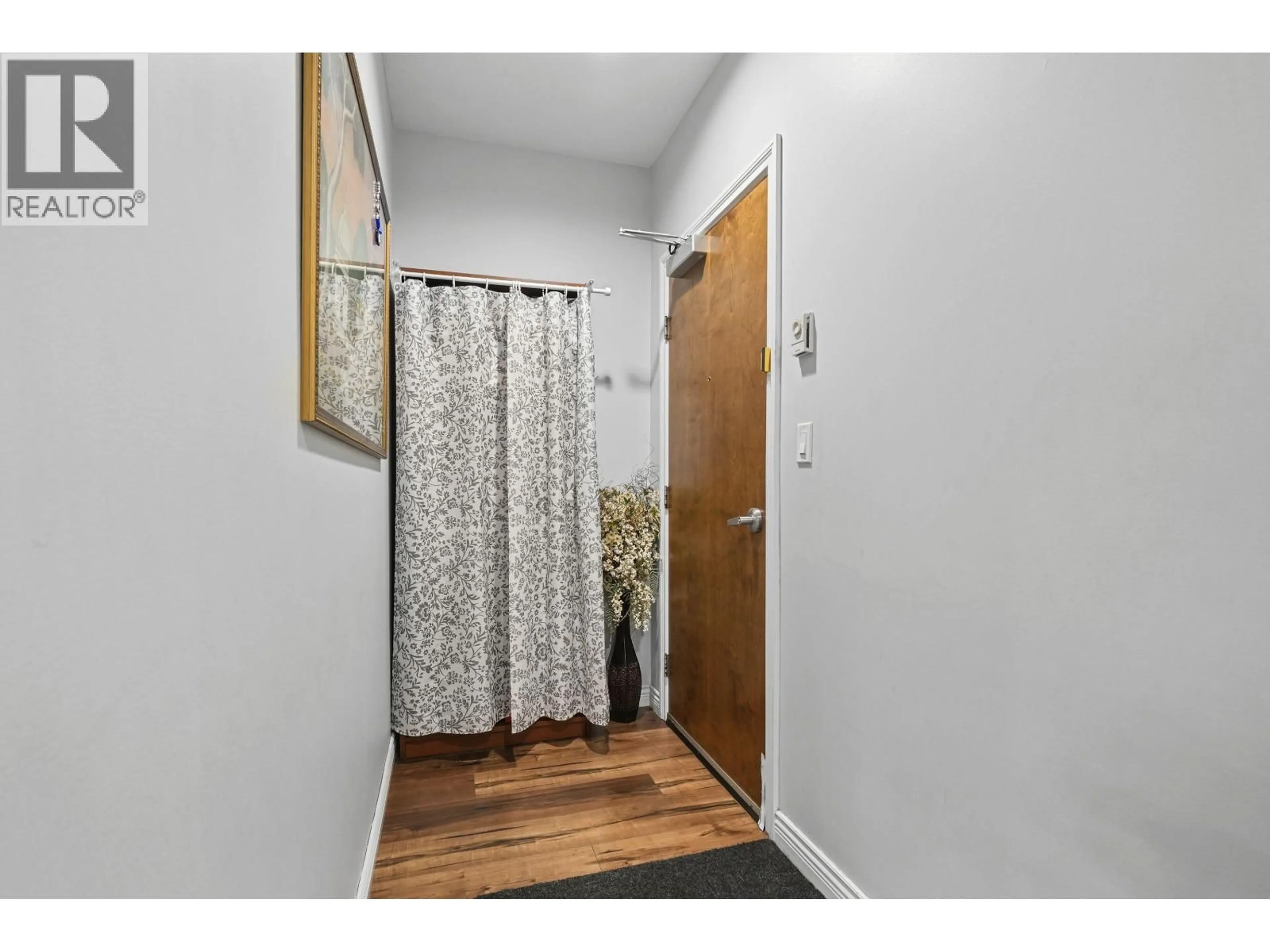 Indoor entryway for 203 - 6460 MAIN STREET, Vancouver British Columbia V5W2V4